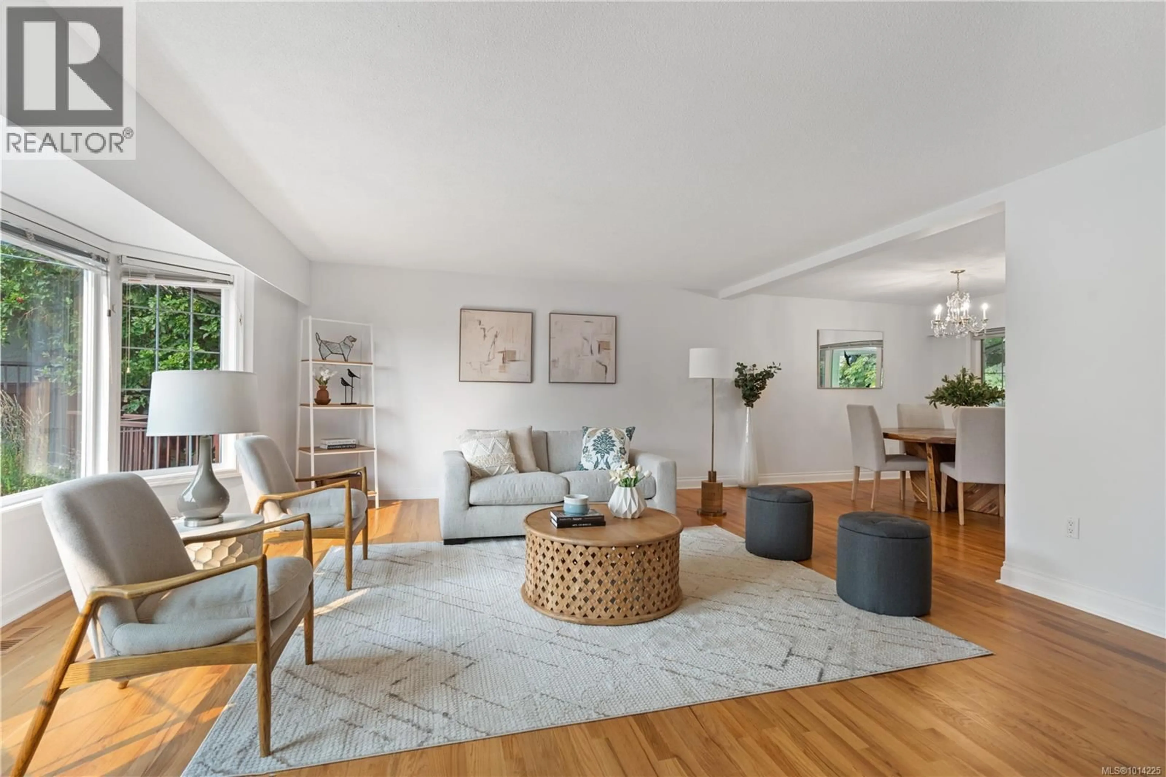 Living room with furniture, unknown for 2108 WENMAN DRIVE, Saanich British Columbia V8N2S2