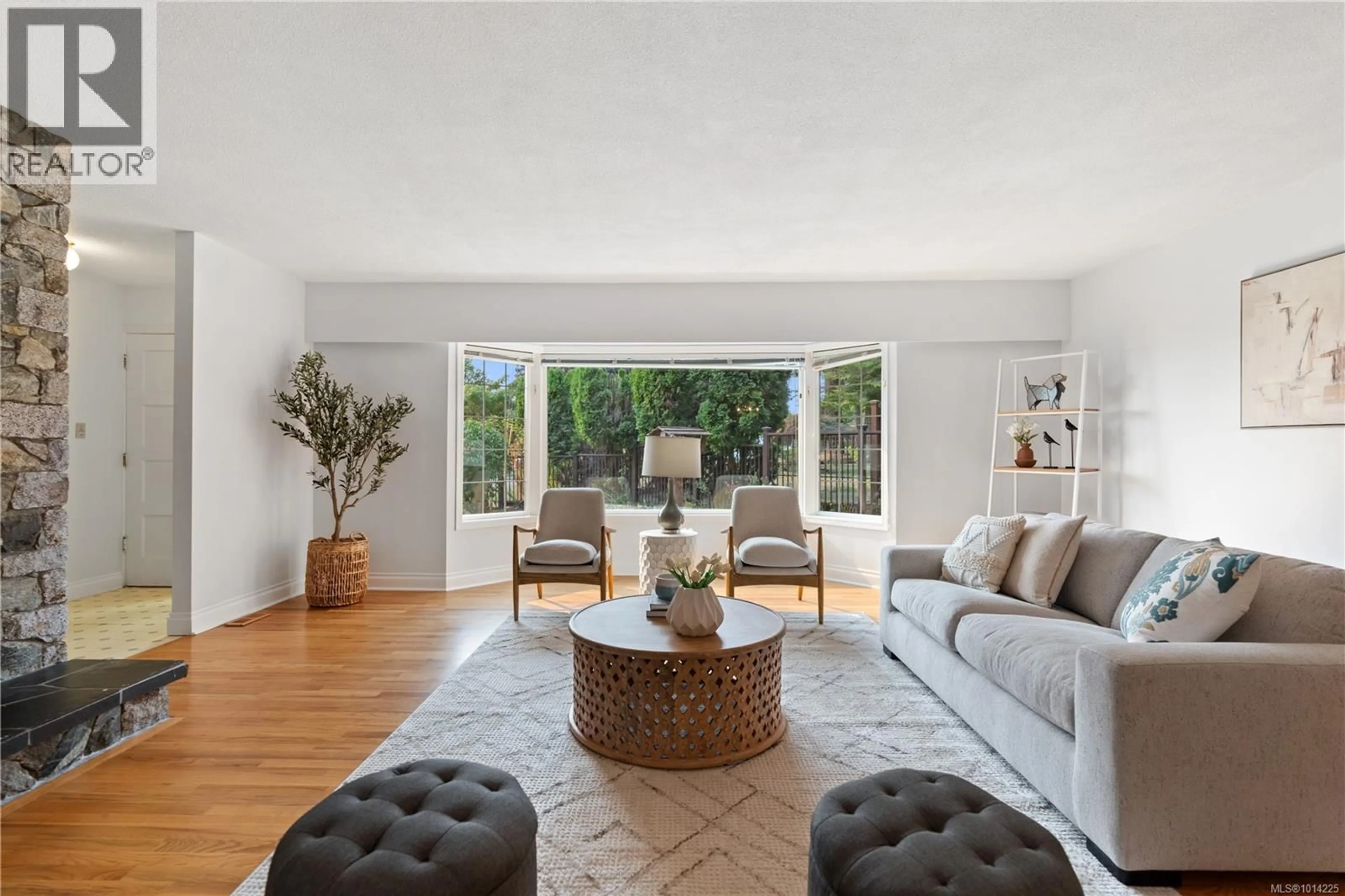 Living room with furniture, unknown for 2108 WENMAN DRIVE, Saanich British Columbia V8N2S2