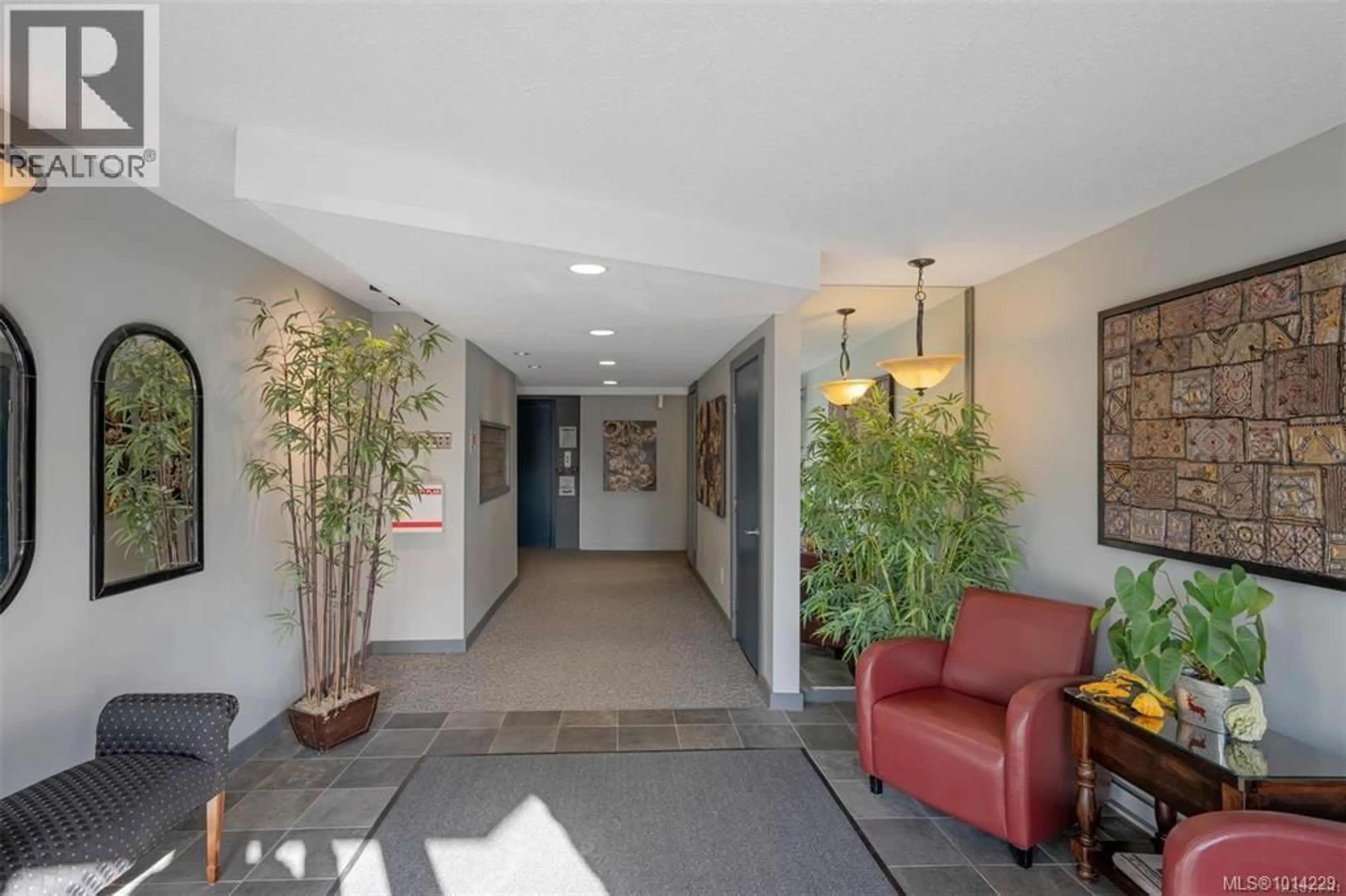 Indoor foyer for 204 - 1024 FAIRFIELD ROAD, Victoria British Columbia V8V3A5