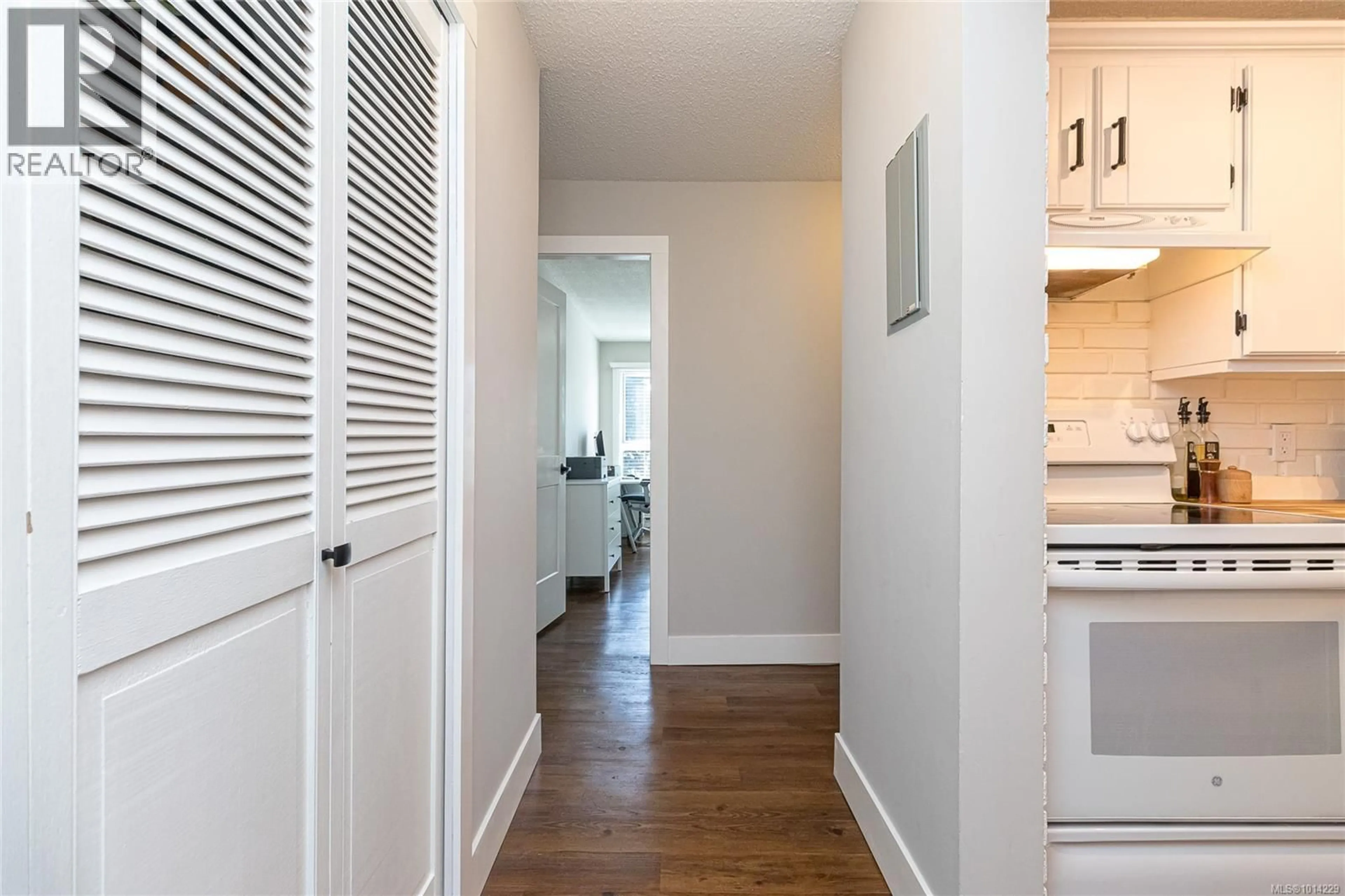 Indoor entryway for 204 - 1024 FAIRFIELD ROAD, Victoria British Columbia V8V3A5
