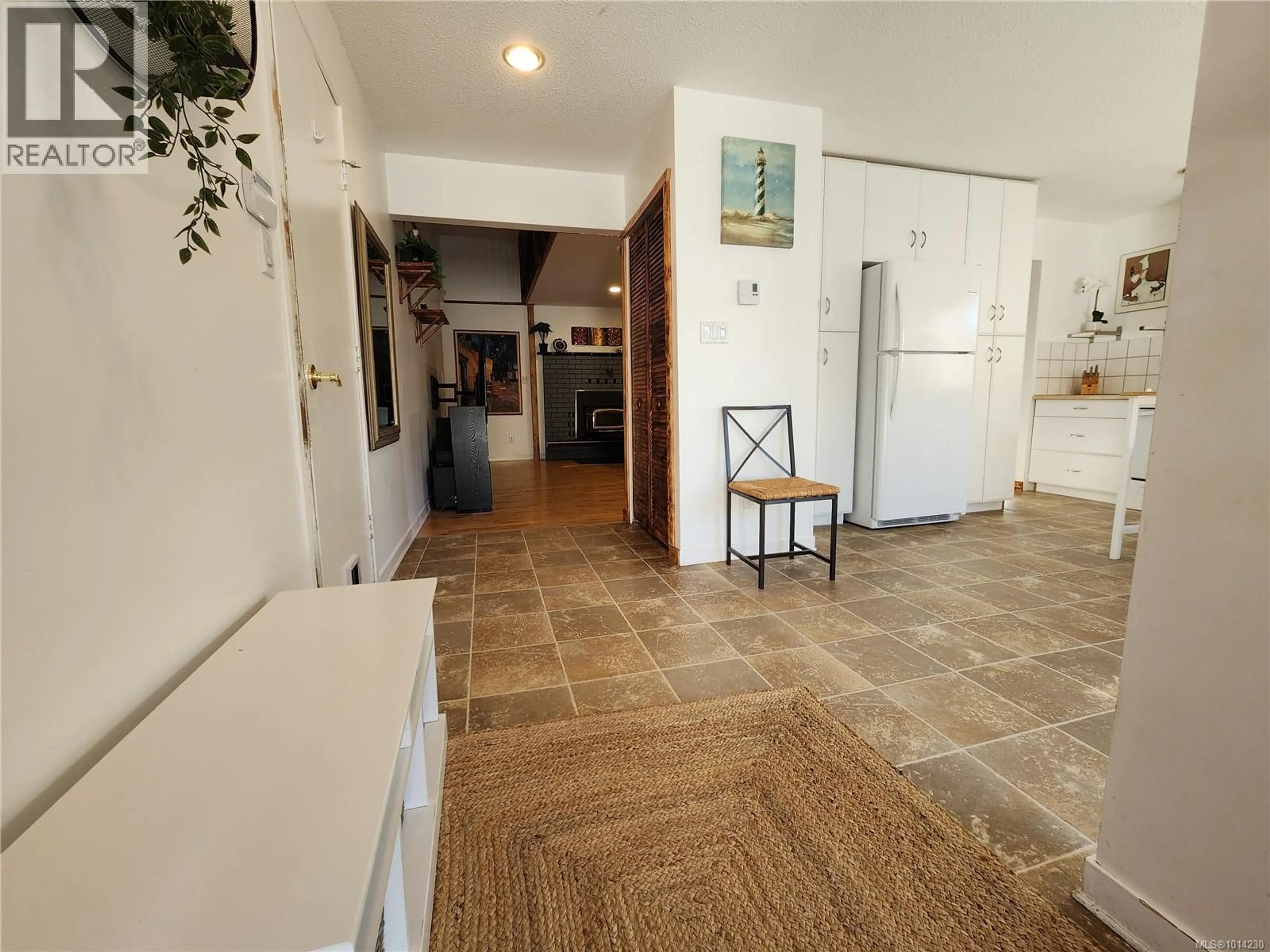 Indoor foyer for 411 ROCKLAND ROAD, Campbell River British Columbia V9W1N7