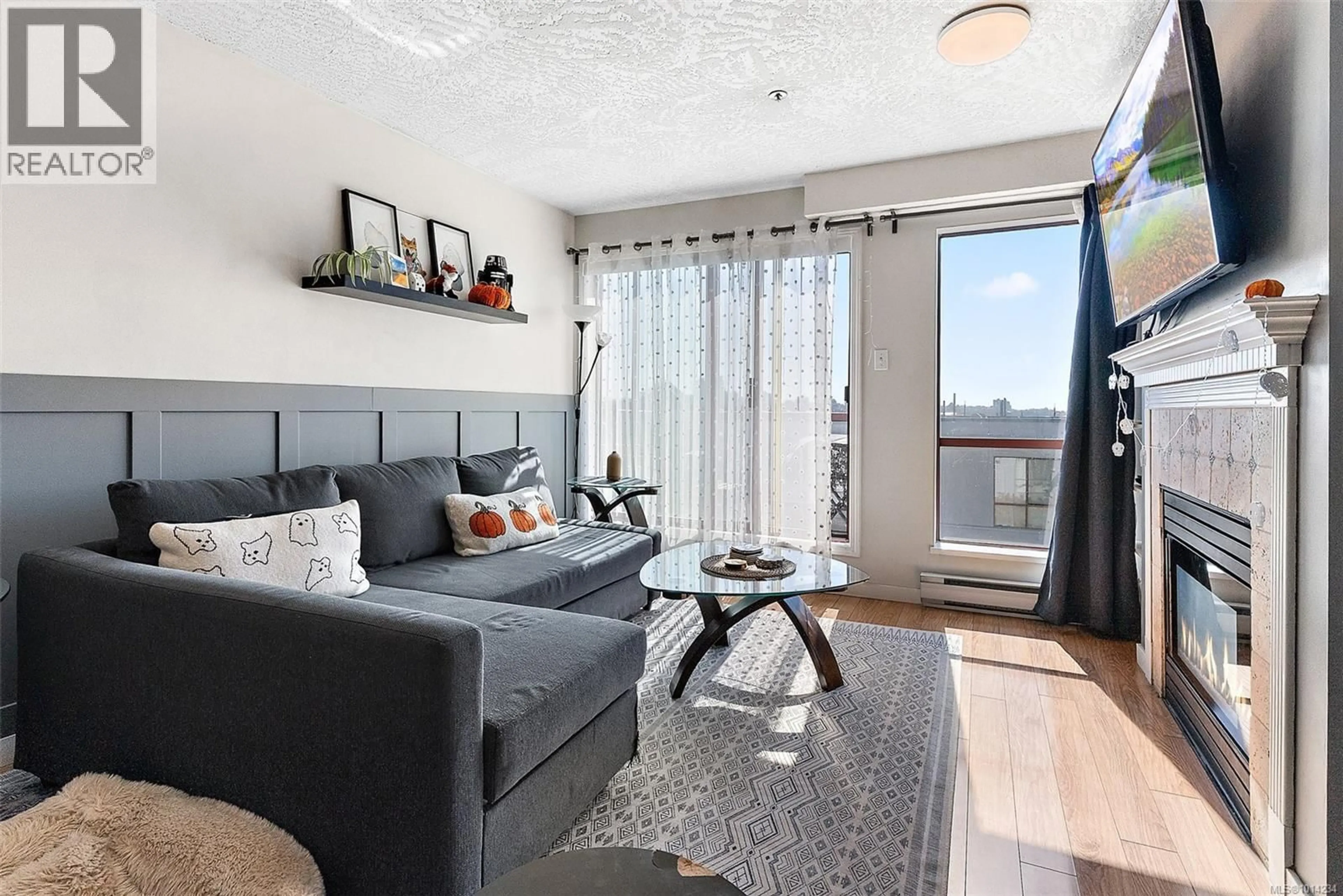 Living room with furniture, wood/laminate floor for 412 - 545 MANCHESTER ROAD, Victoria British Columbia V8T5H6
