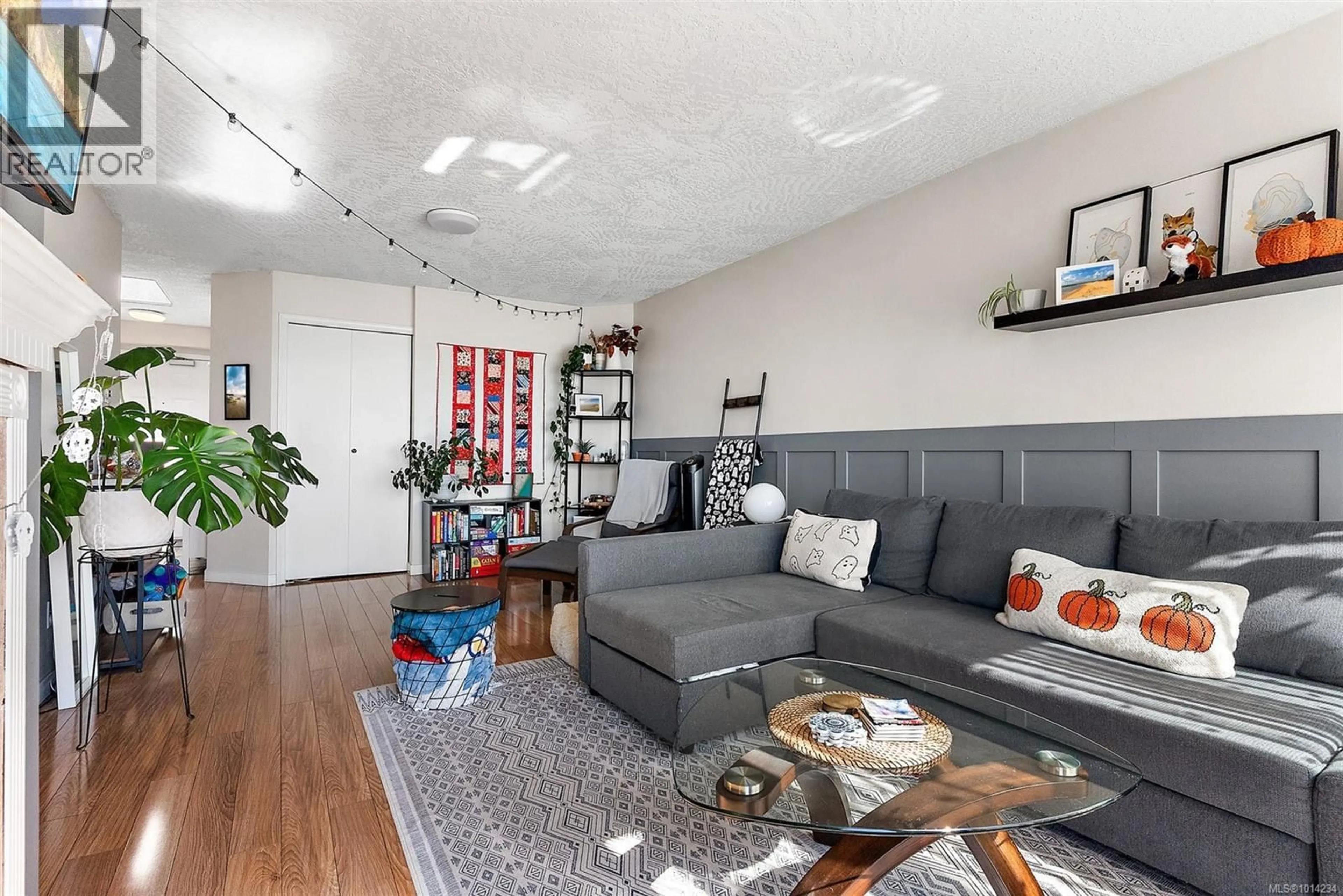 Living room with furniture, unknown for 412 - 545 MANCHESTER ROAD, Victoria British Columbia V8T5H6