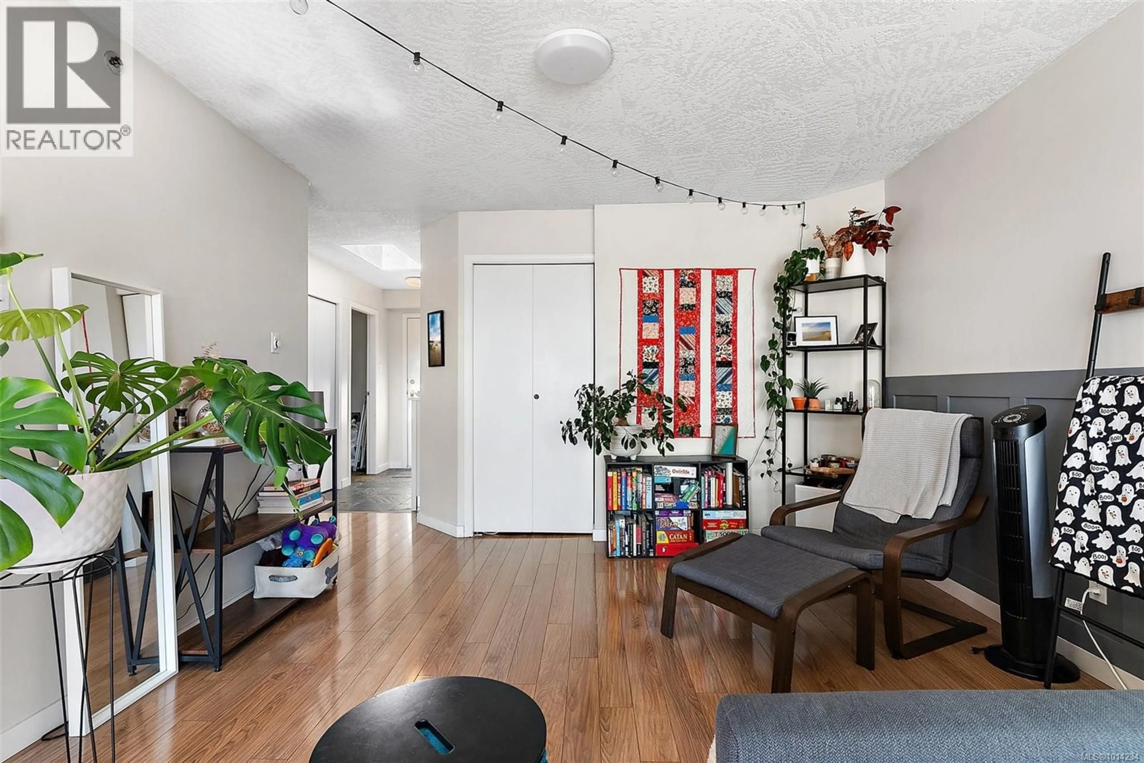 Living room with furniture, unknown for 412 - 545 MANCHESTER ROAD, Victoria British Columbia V8T5H6