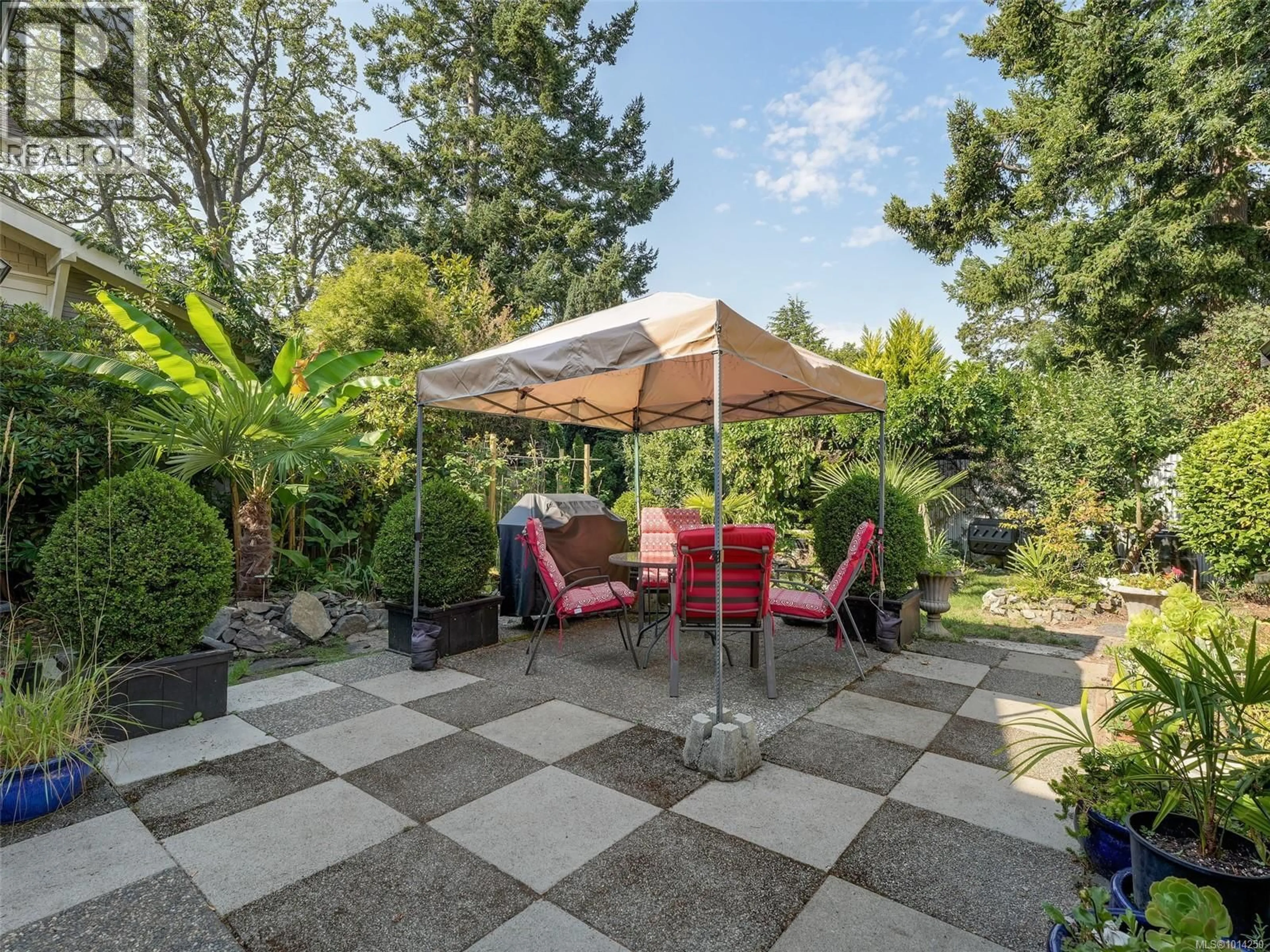 Patio, street for 1016 CRAIGDARROCH ROAD, Victoria British Columbia V8S2A4