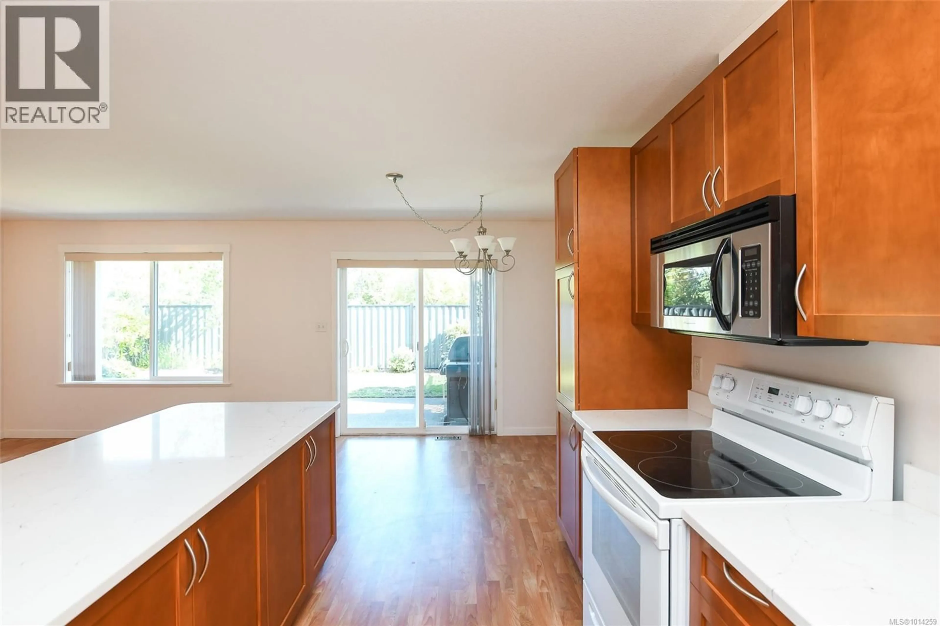 Open concept kitchen, wood/laminate floor for 2 - 1050 8TH STREET, Courtenay British Columbia V9N4A5