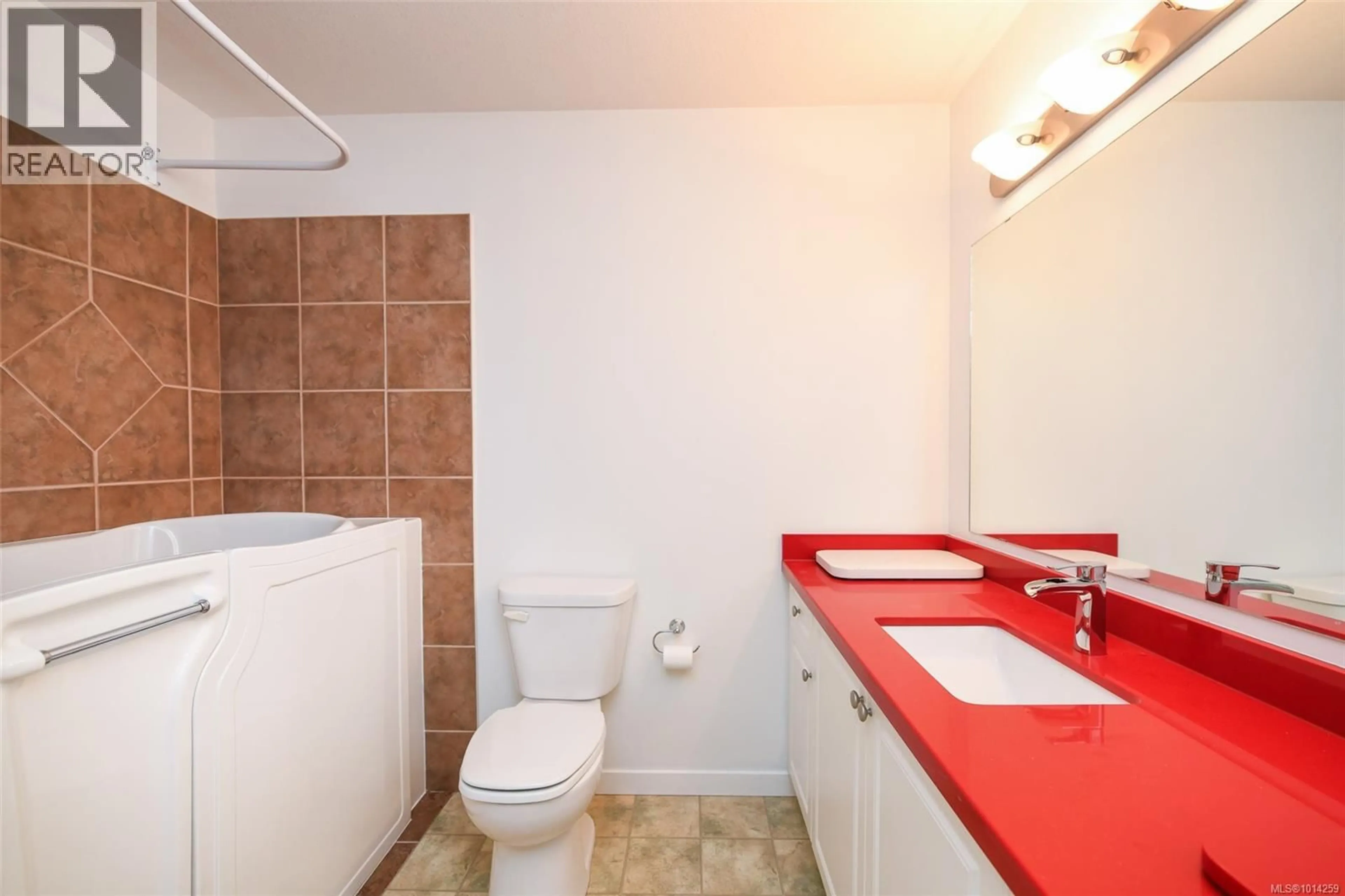 Standard bathroom, ceramic/tile floor for 2 - 1050 8TH STREET, Courtenay British Columbia V9N4A5