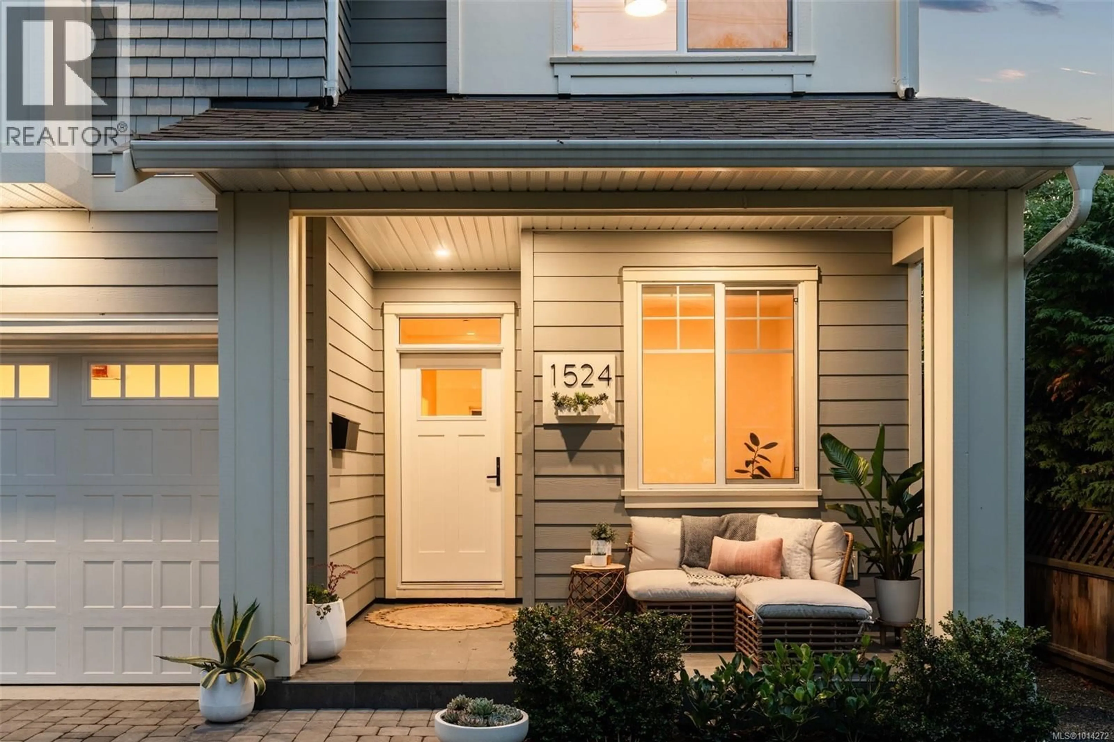 Indoor entryway for 1524 DAVIE STREET, Victoria British Columbia V8R4W3