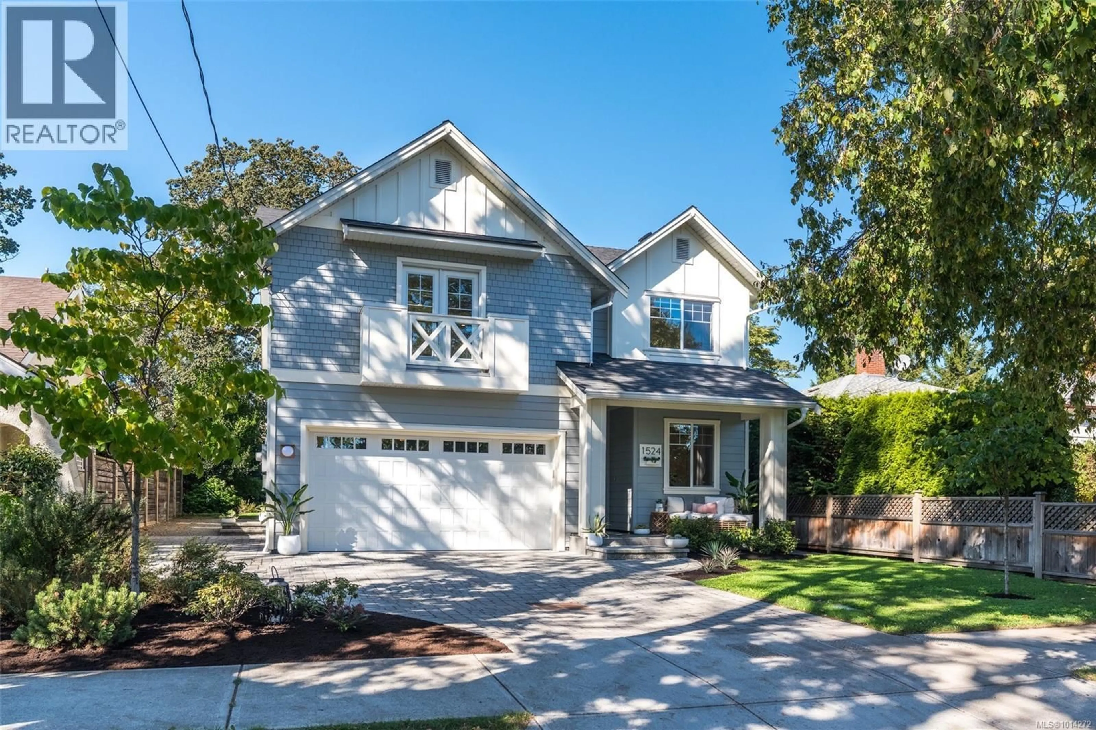 Home with vinyl exterior material, street for 1524 DAVIE STREET, Victoria British Columbia V8R4W3