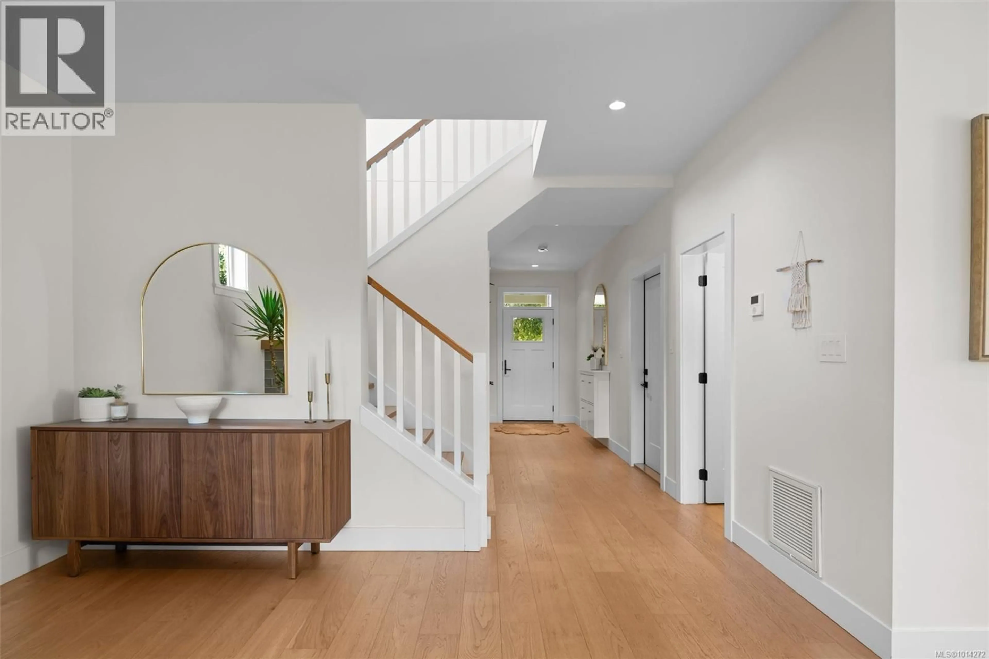 Indoor entryway for 1524 DAVIE STREET, Victoria British Columbia V8R4W3