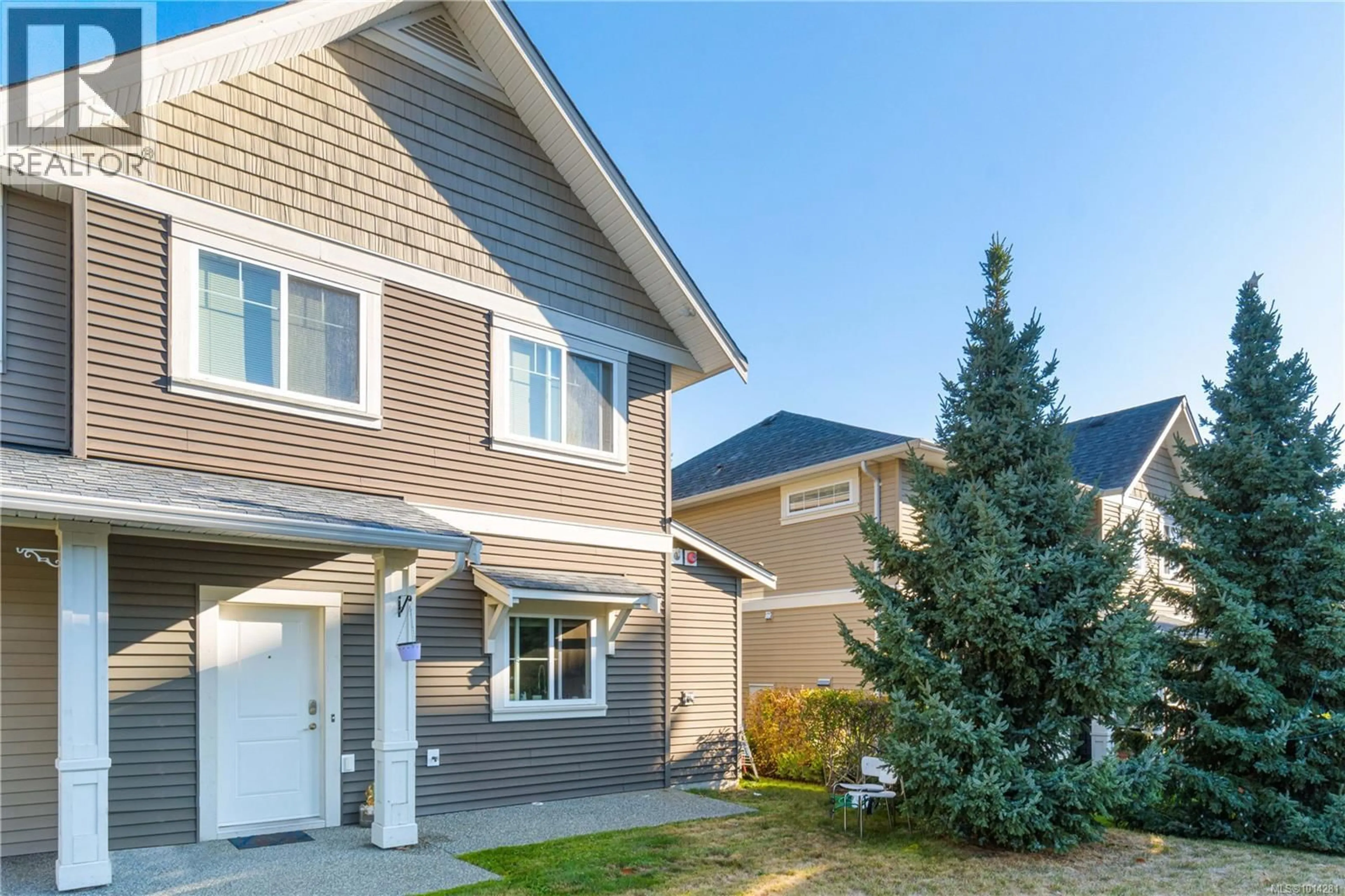Home with vinyl exterior material, street for 301 - 1675 CRESCENT VIEW DRIVE, Nanaimo British Columbia V9S0A8