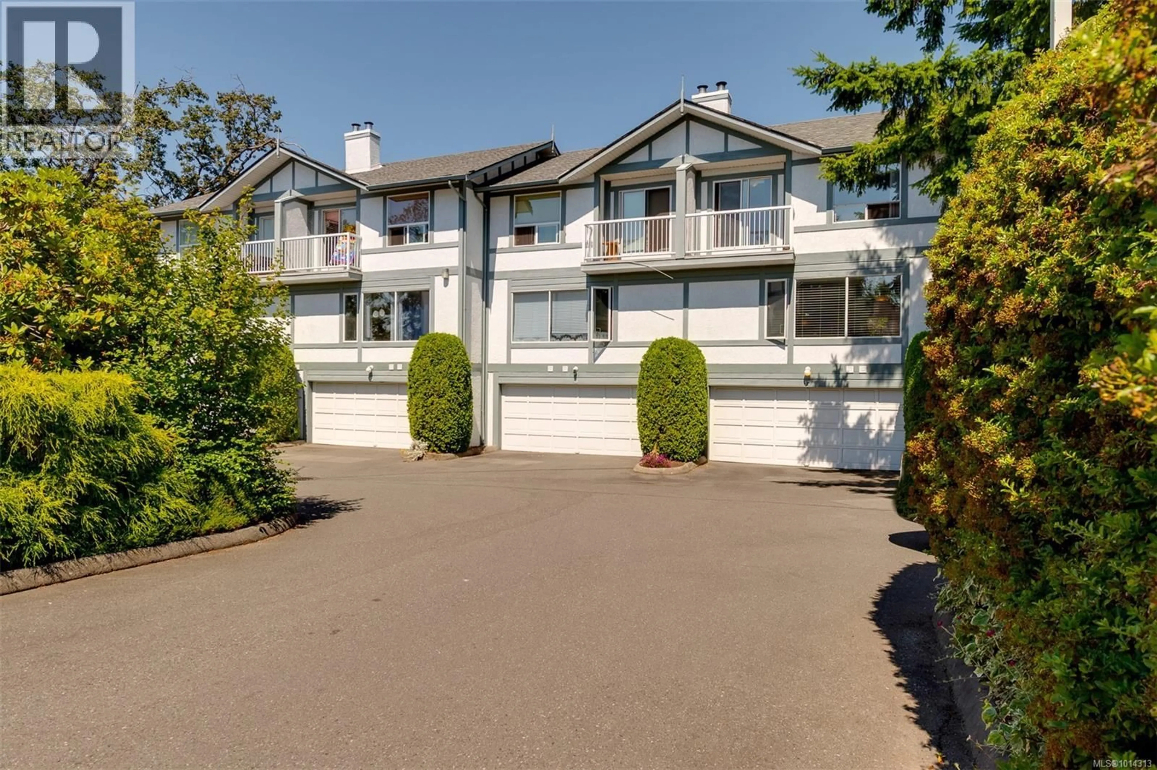 A pic from outside/outdoor area/front of a property/back of a property/a pic from drone, street for 17 - 3008 QUADRA STREET, Victoria British Columbia V8T4G3