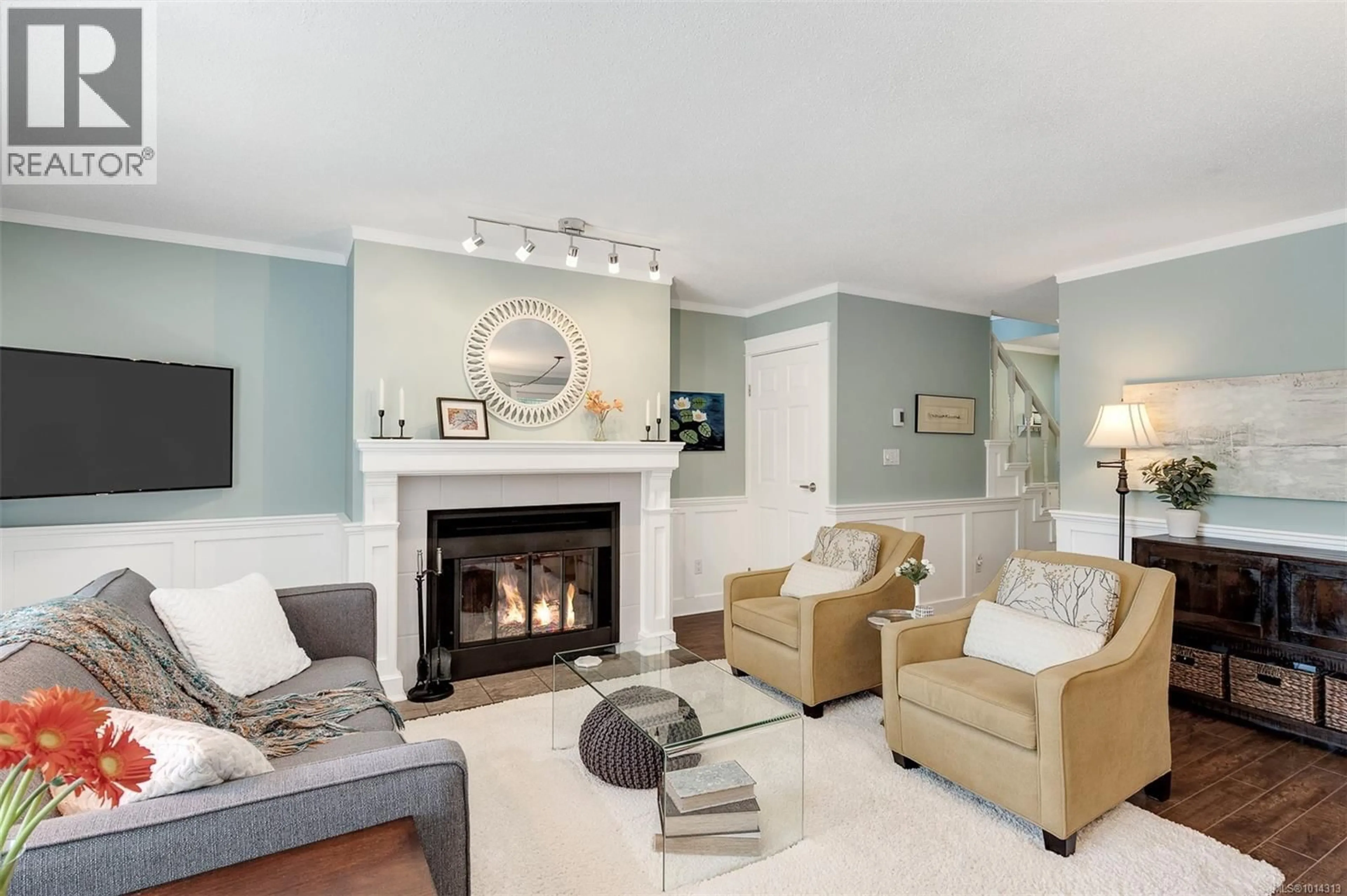Living room with furniture, unknown for 17 - 3008 QUADRA STREET, Victoria British Columbia V8T4G3