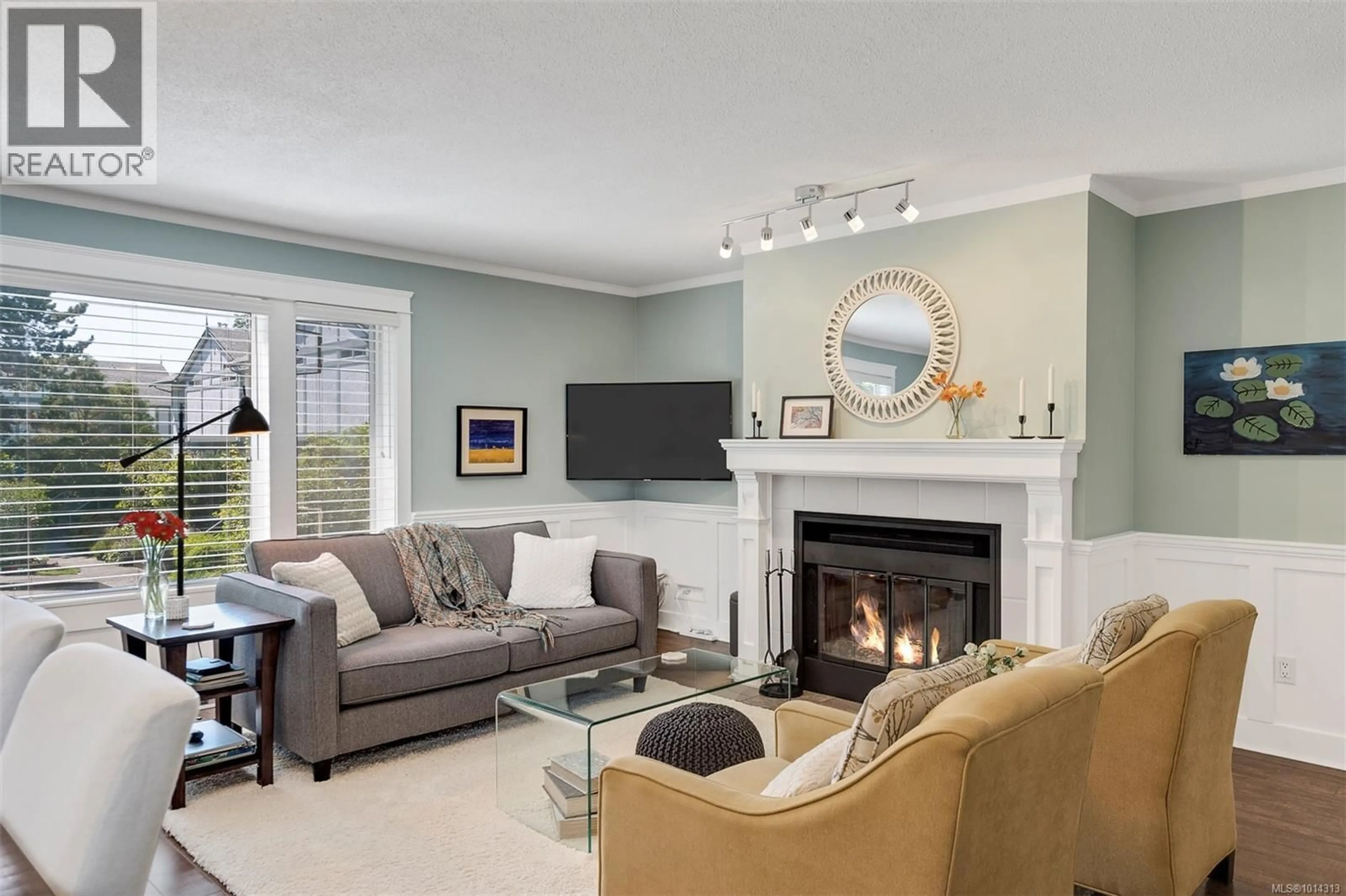 Living room with furniture, unknown for 17 - 3008 QUADRA STREET, Victoria British Columbia V8T4G3