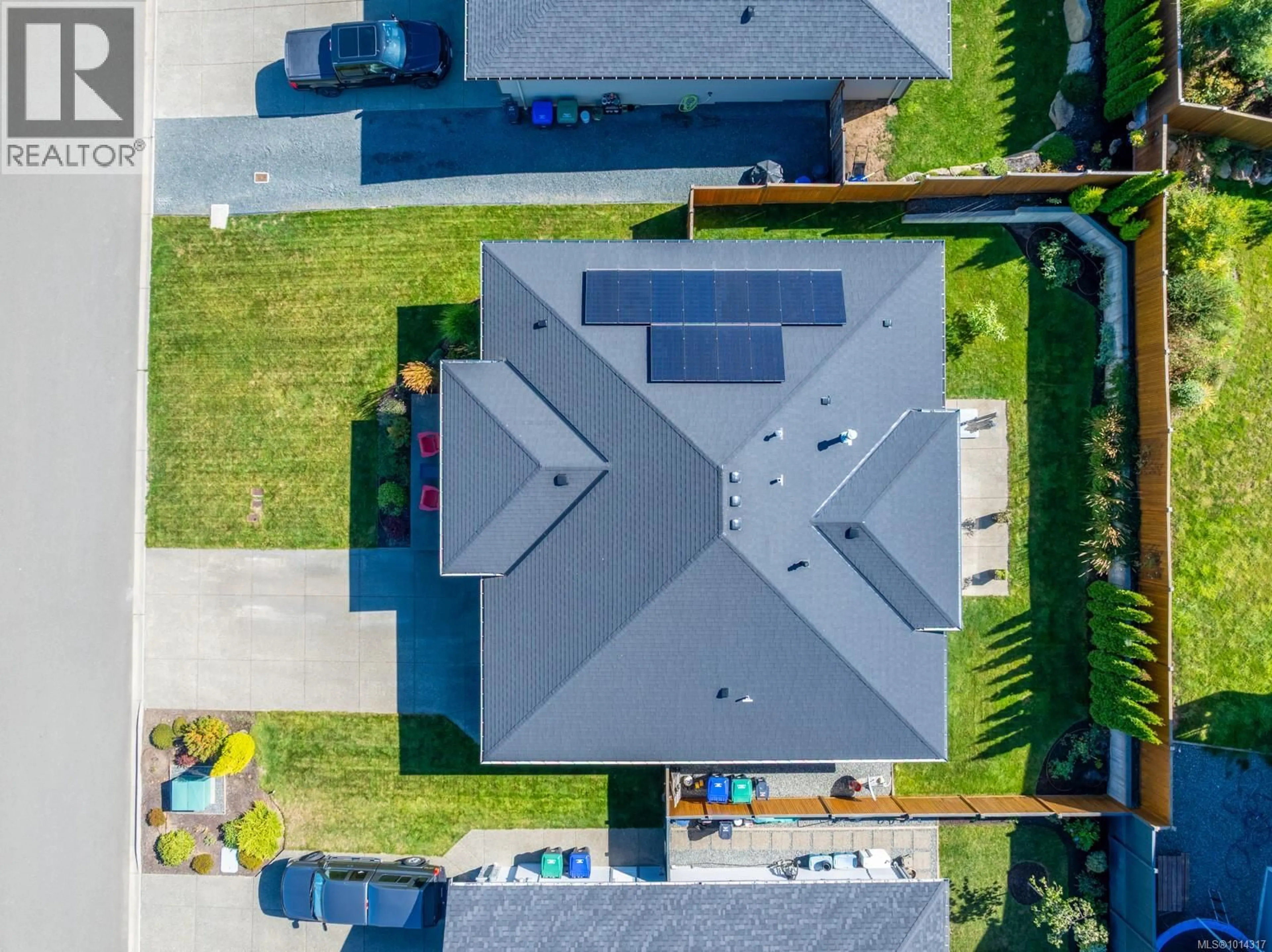 A pic from outside/outdoor area/front of a property/back of a property/a pic from drone, street for 3377 MARYGROVE DRIVE, Courtenay British Columbia V9N0E7