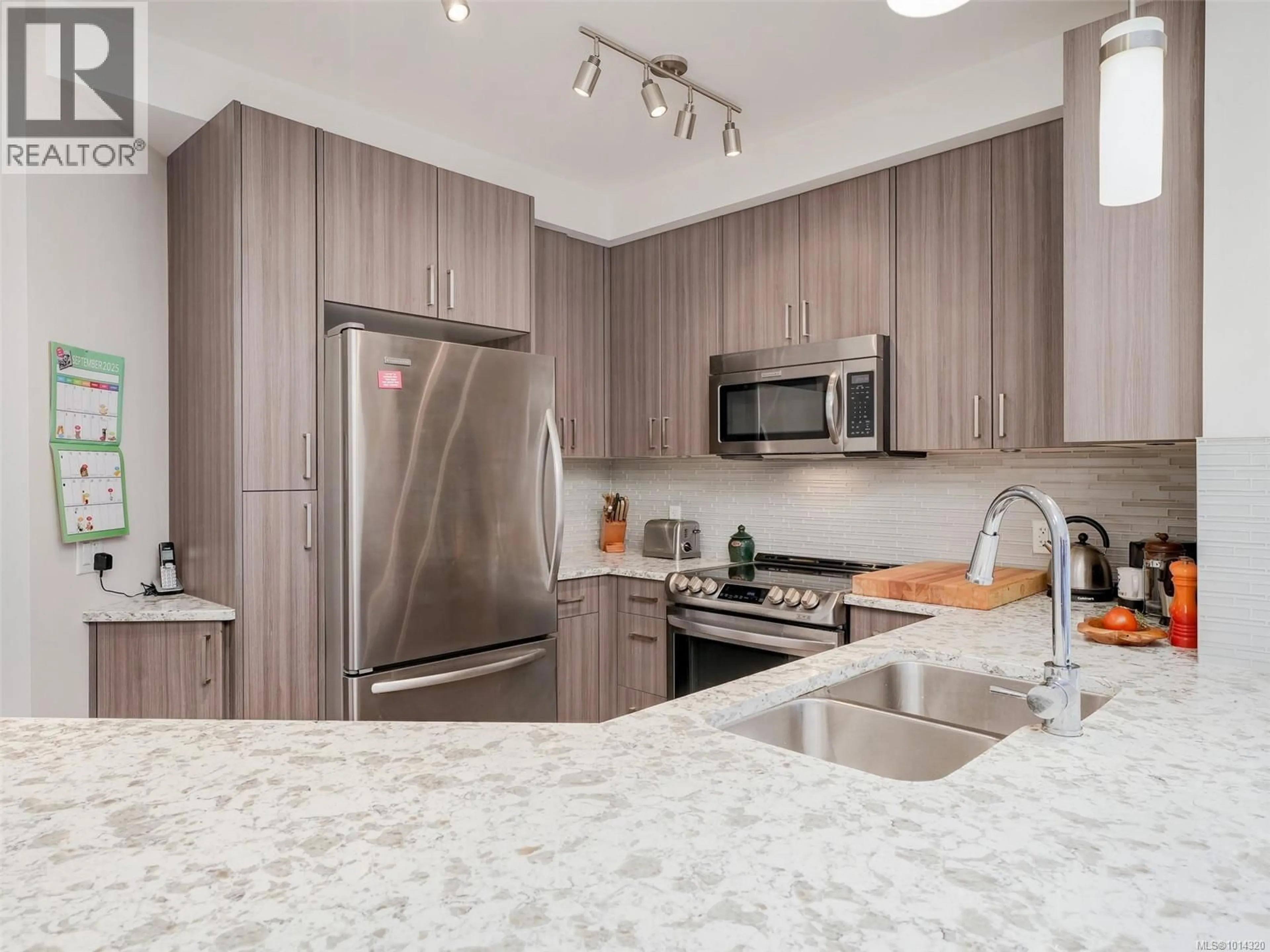 Open concept kitchen, unknown for 202 - 7182 WEST SAANICH ROAD, Central Saanich British Columbia V8M1P2