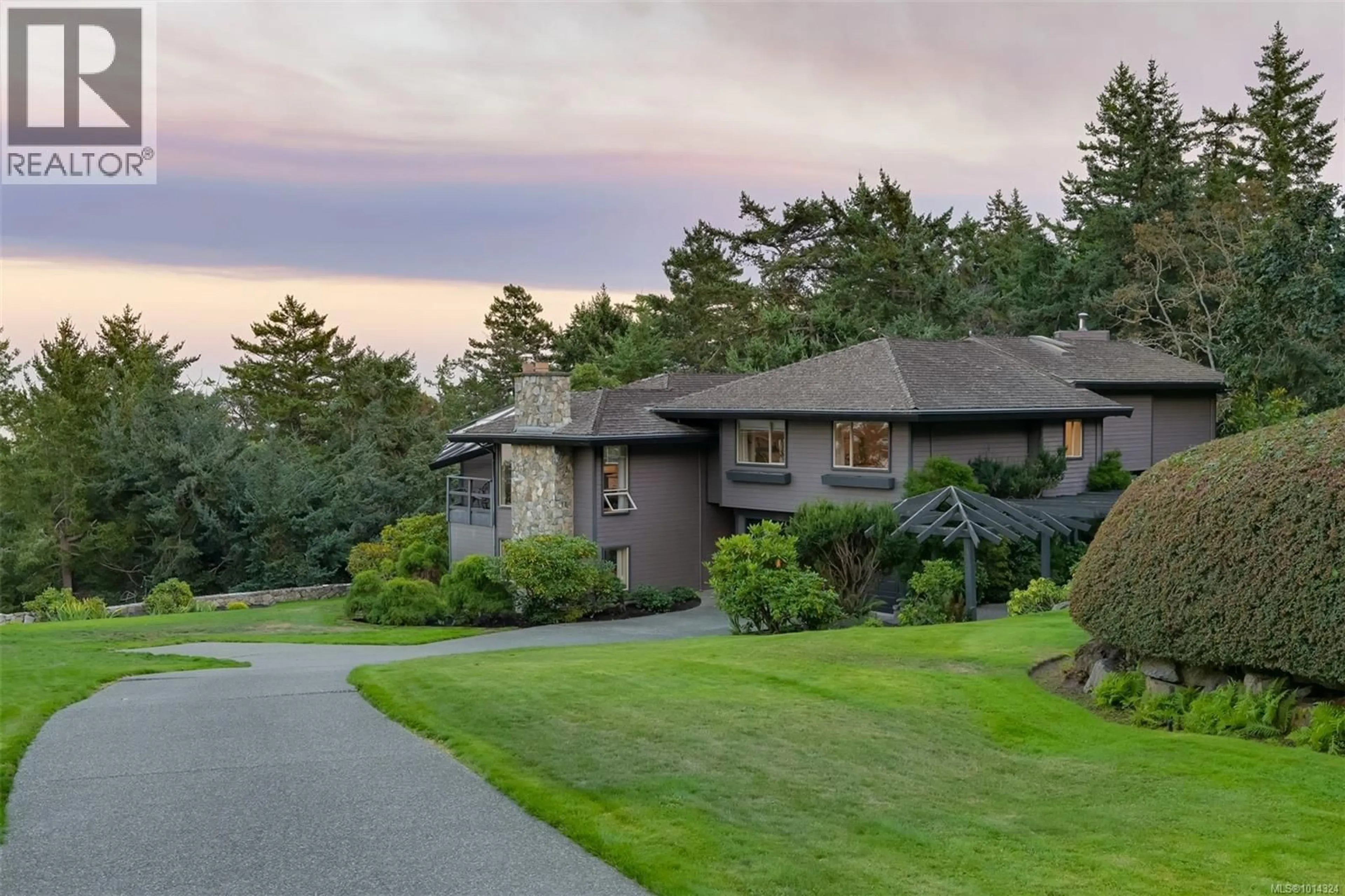 A pic from outside/outdoor area/front of a property/back of a property/a pic from drone, unknown for 2807 ARBUTUS ROAD, Saanich British Columbia V8N5X6
