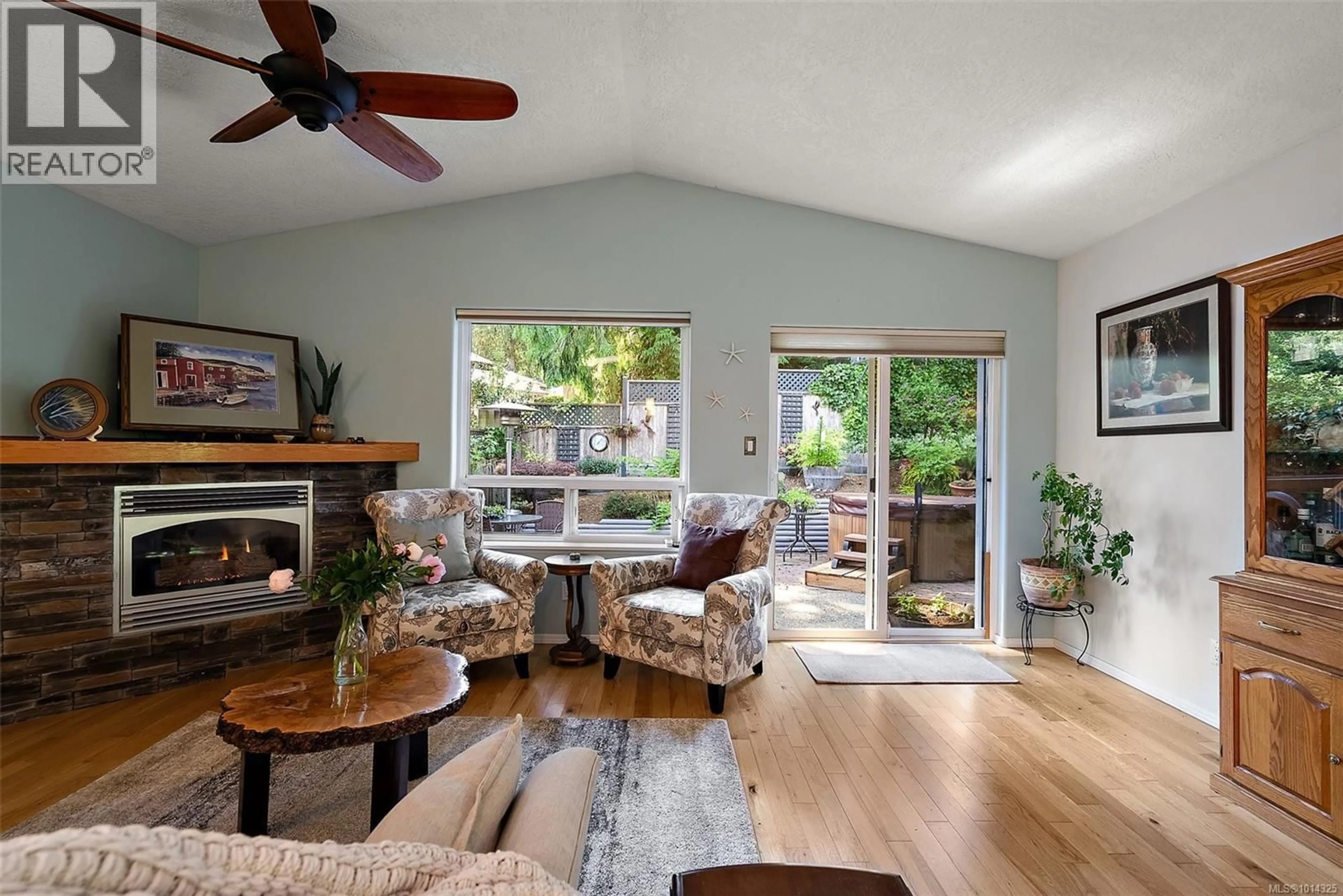 Living room with furniture, unknown for 3224 HILLWOOD ROAD, Duncan British Columbia V9L5K8