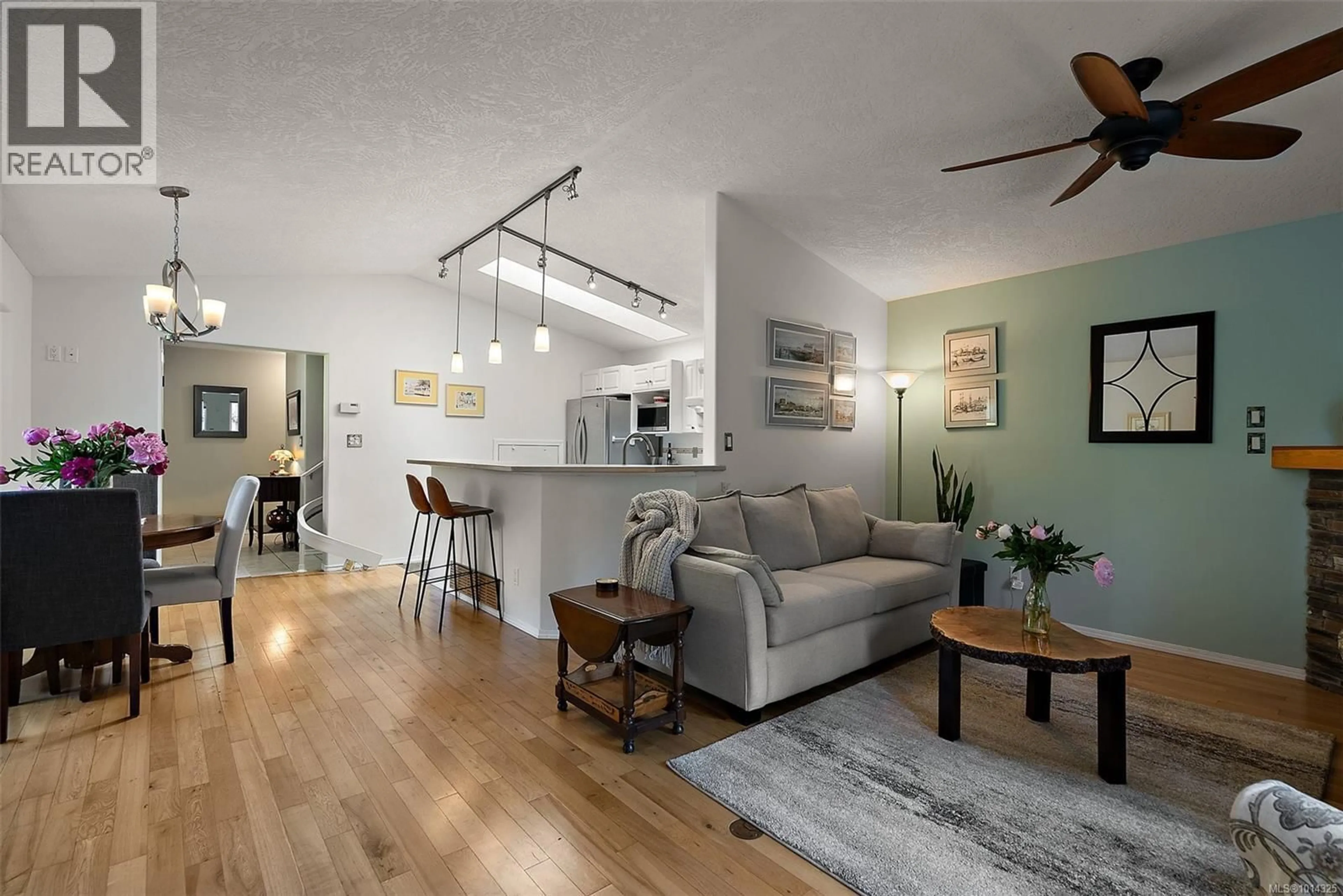 Living room with furniture, wood/laminate floor for 3224 HILLWOOD ROAD, Duncan British Columbia V9L5K8