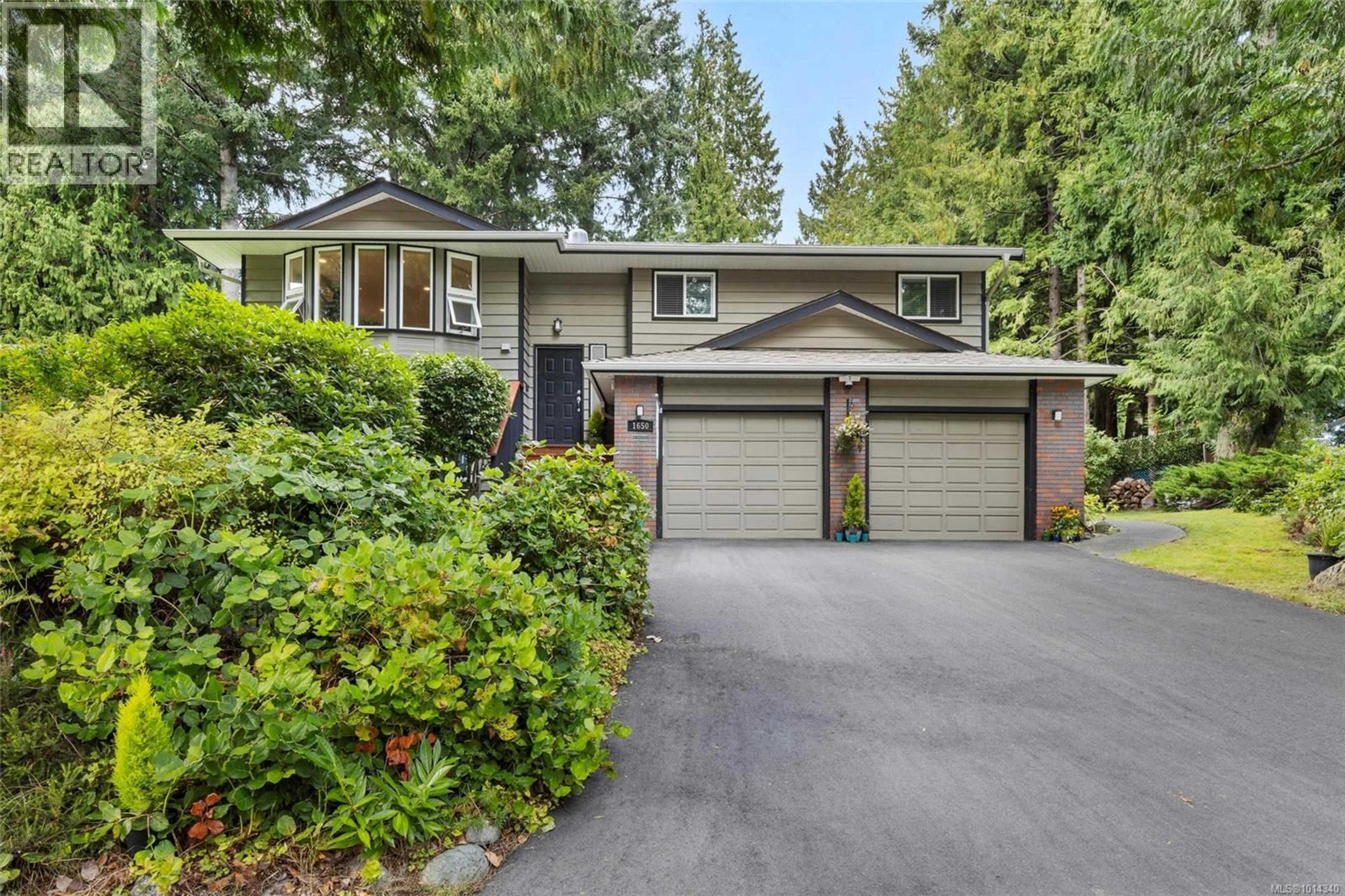 Home with vinyl exterior material, street for 1650 STUART PARK TERRACE, North Saanich British Columbia V8L4N5