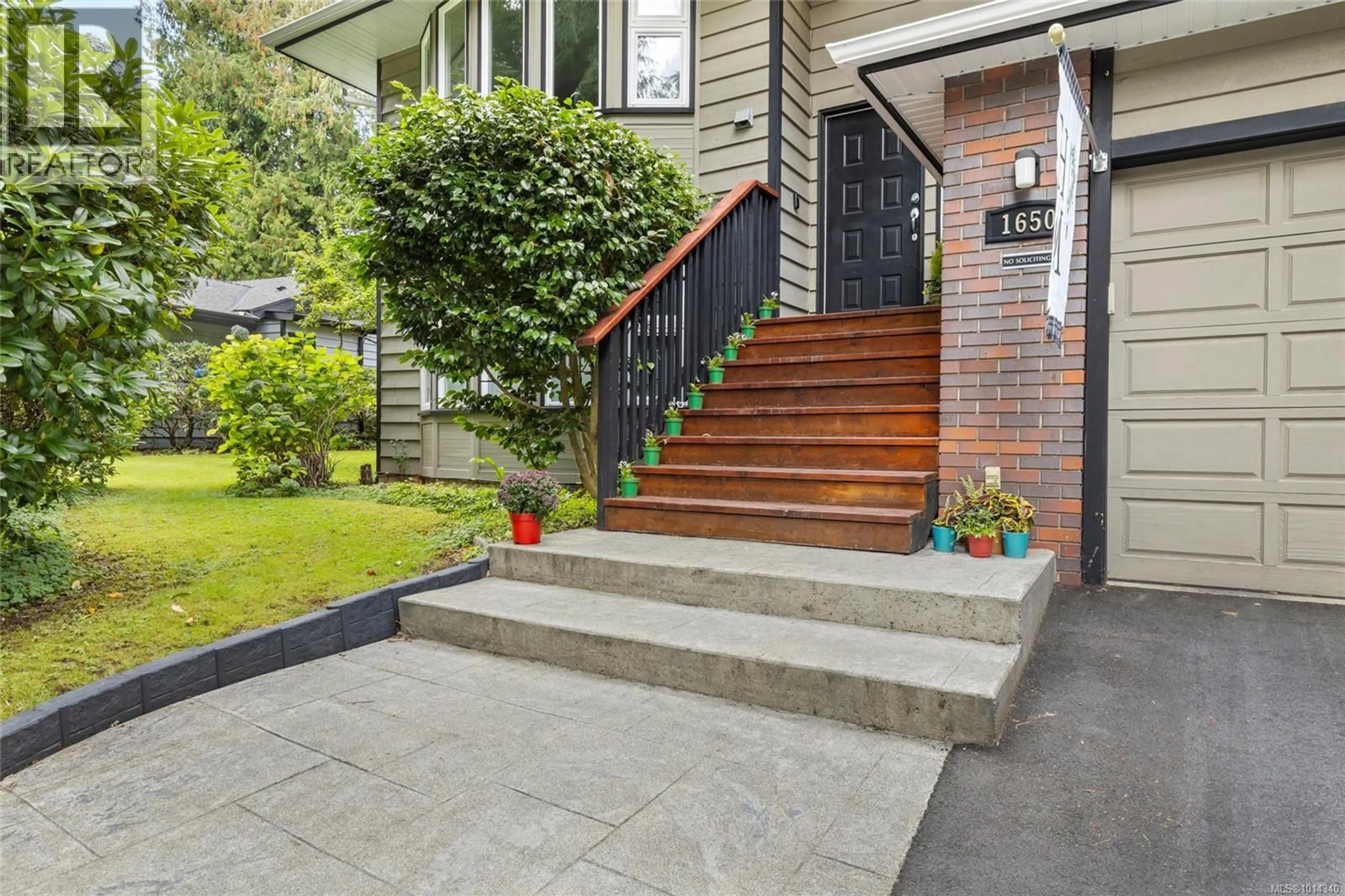Stairs for 1650 STUART PARK TERRACE, North Saanich British Columbia V8L4N5