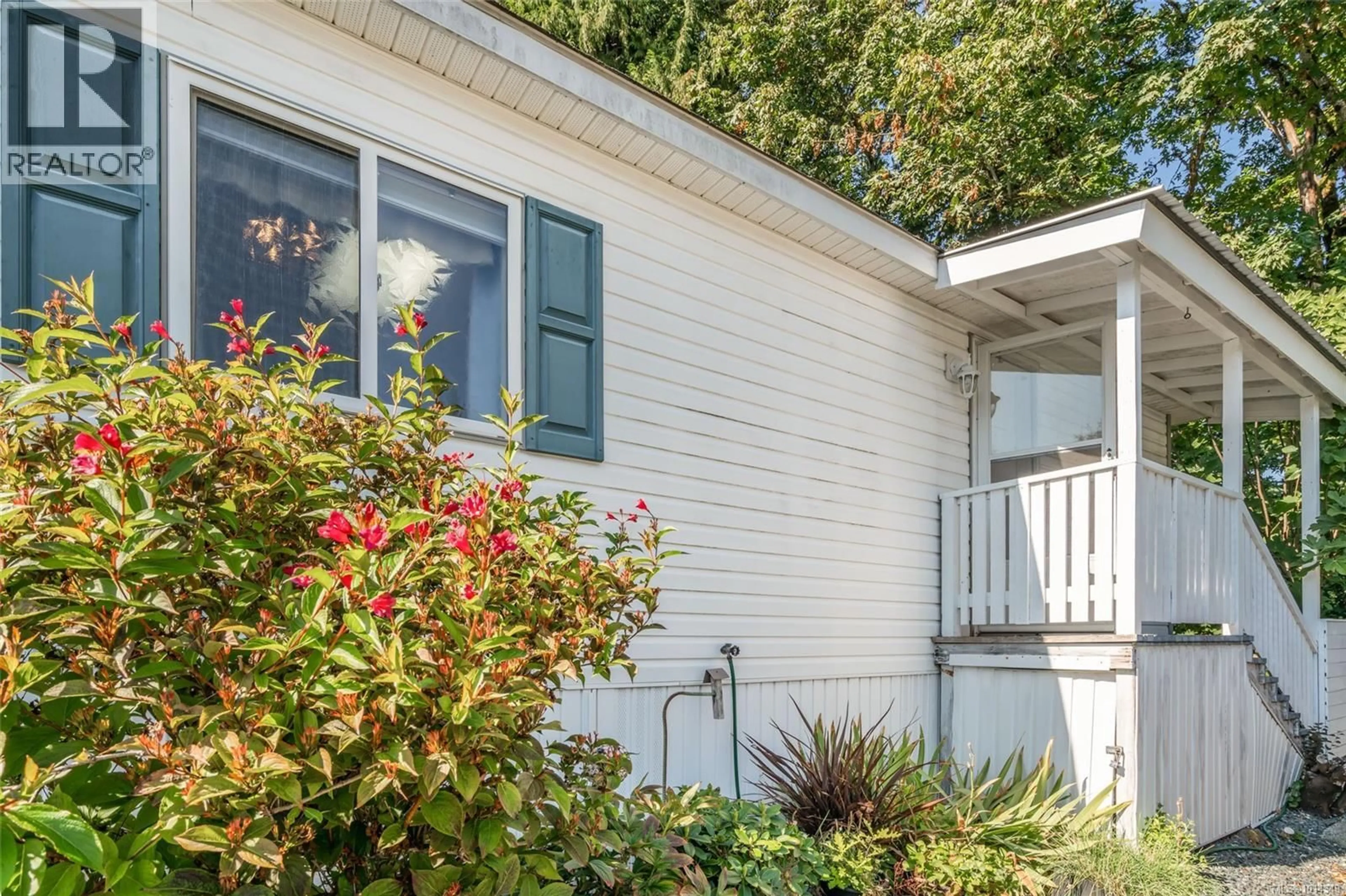 Home with vinyl exterior material, street for 76 - 971 DOUGLAS AVENUE, Nanaimo British Columbia V9R6C1