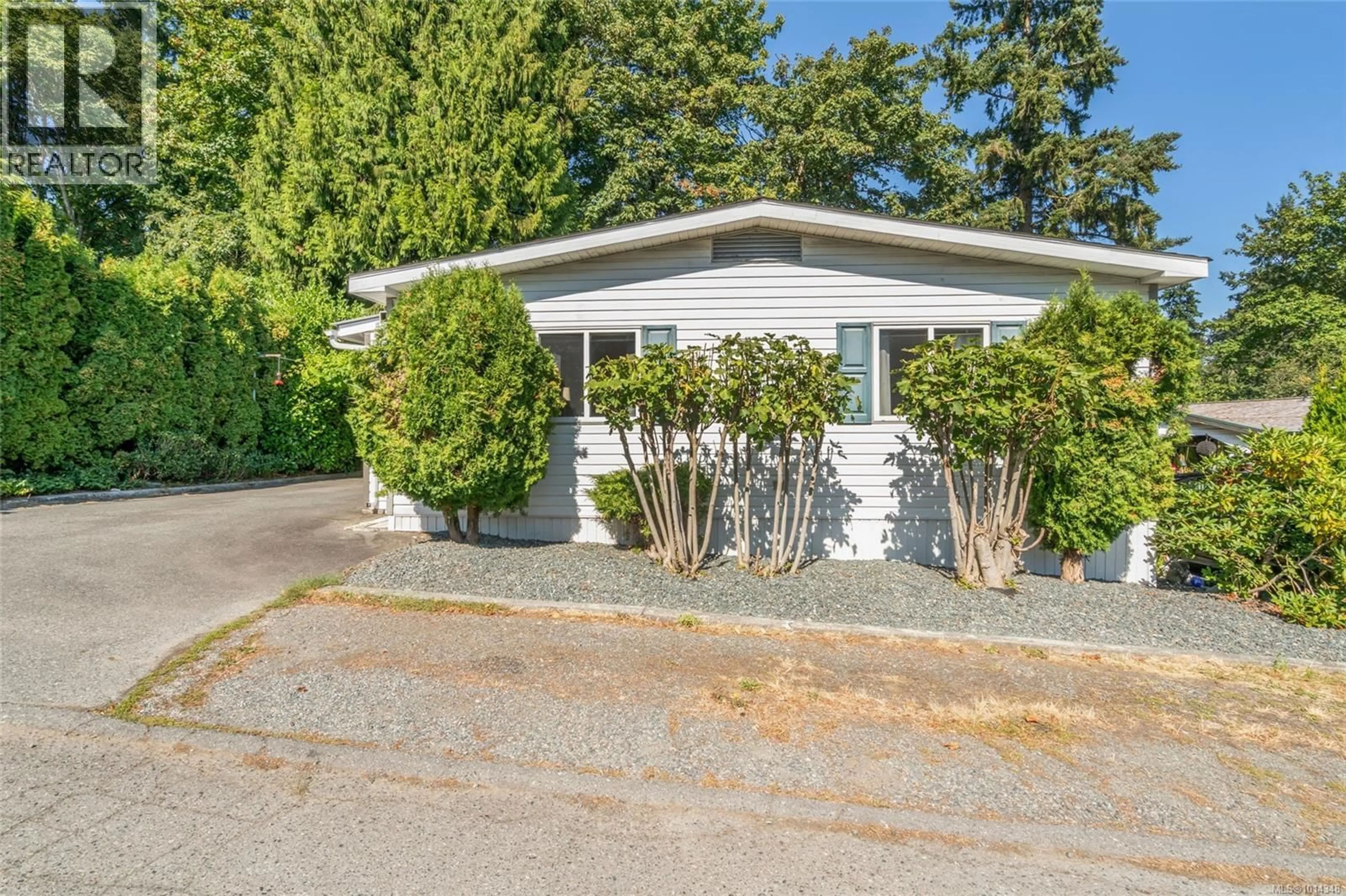 Home with vinyl exterior material, street for 76 - 971 DOUGLAS AVENUE, Nanaimo British Columbia V9R6C1