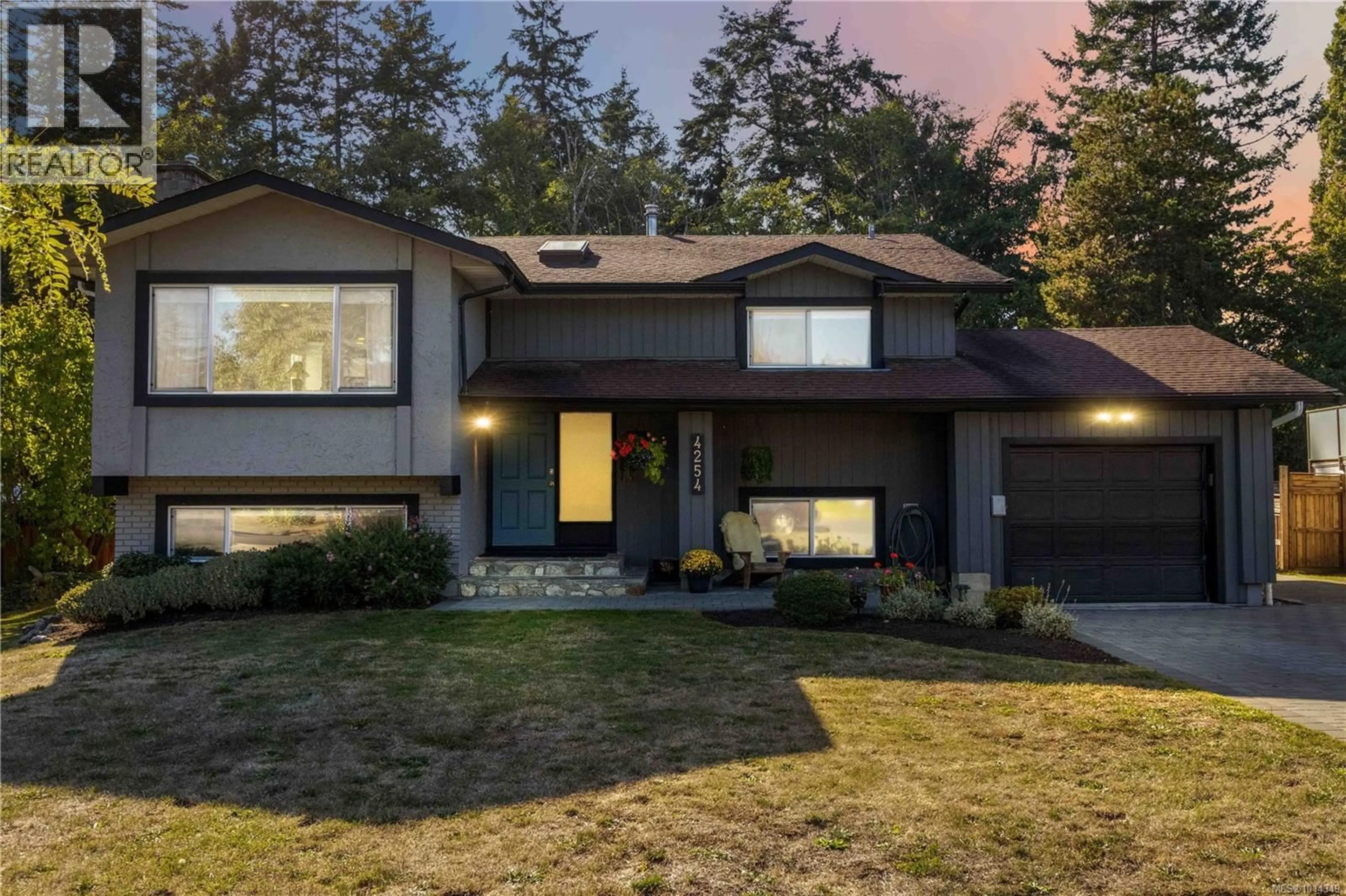 Home with vinyl exterior material, street for 4254 EASTRIDGE CRESCENT, Saanich British Columbia V8Z6B6