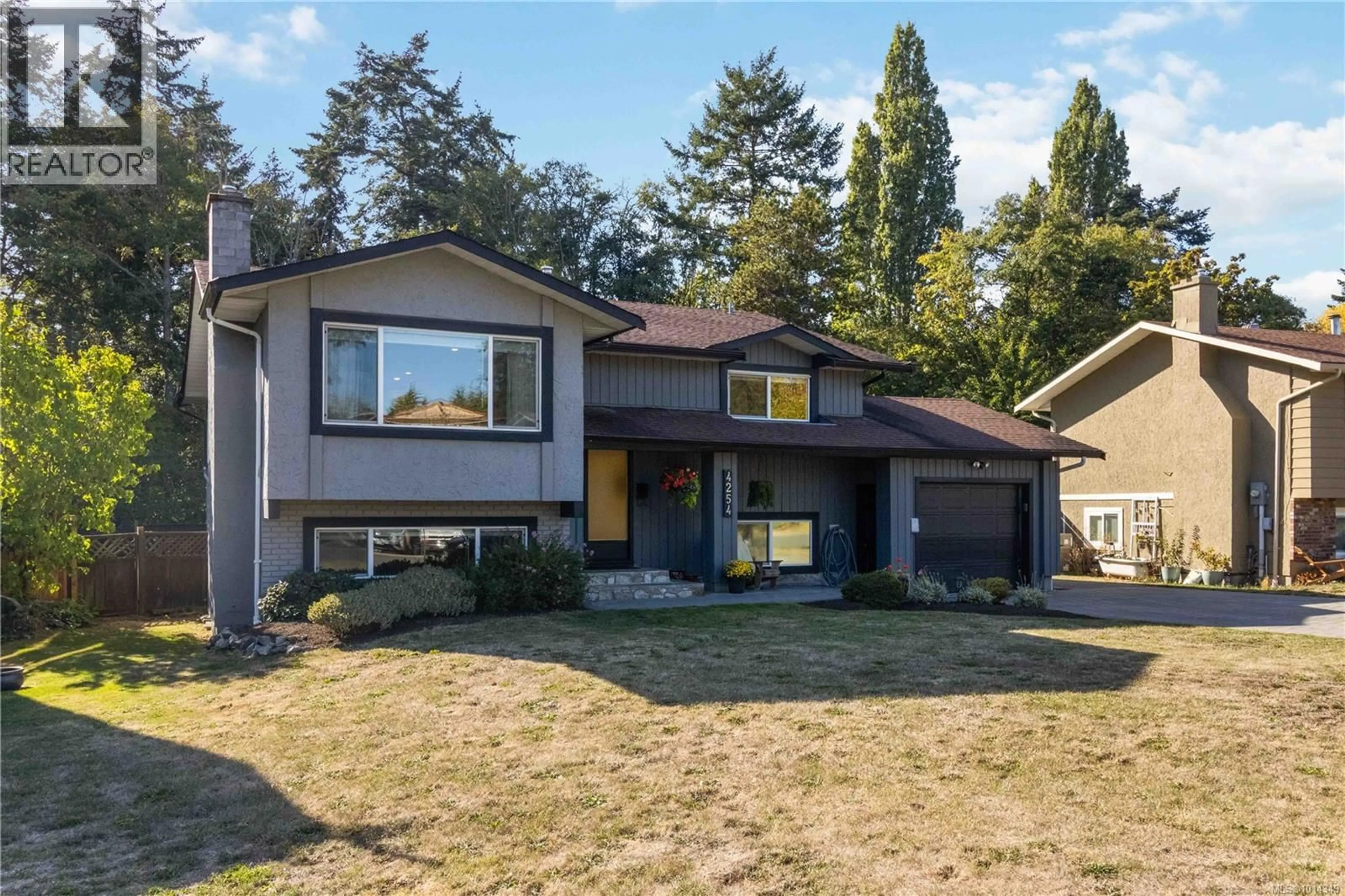 Home with vinyl exterior material, street for 4254 EASTRIDGE CRESCENT, Saanich British Columbia V8Z6B6