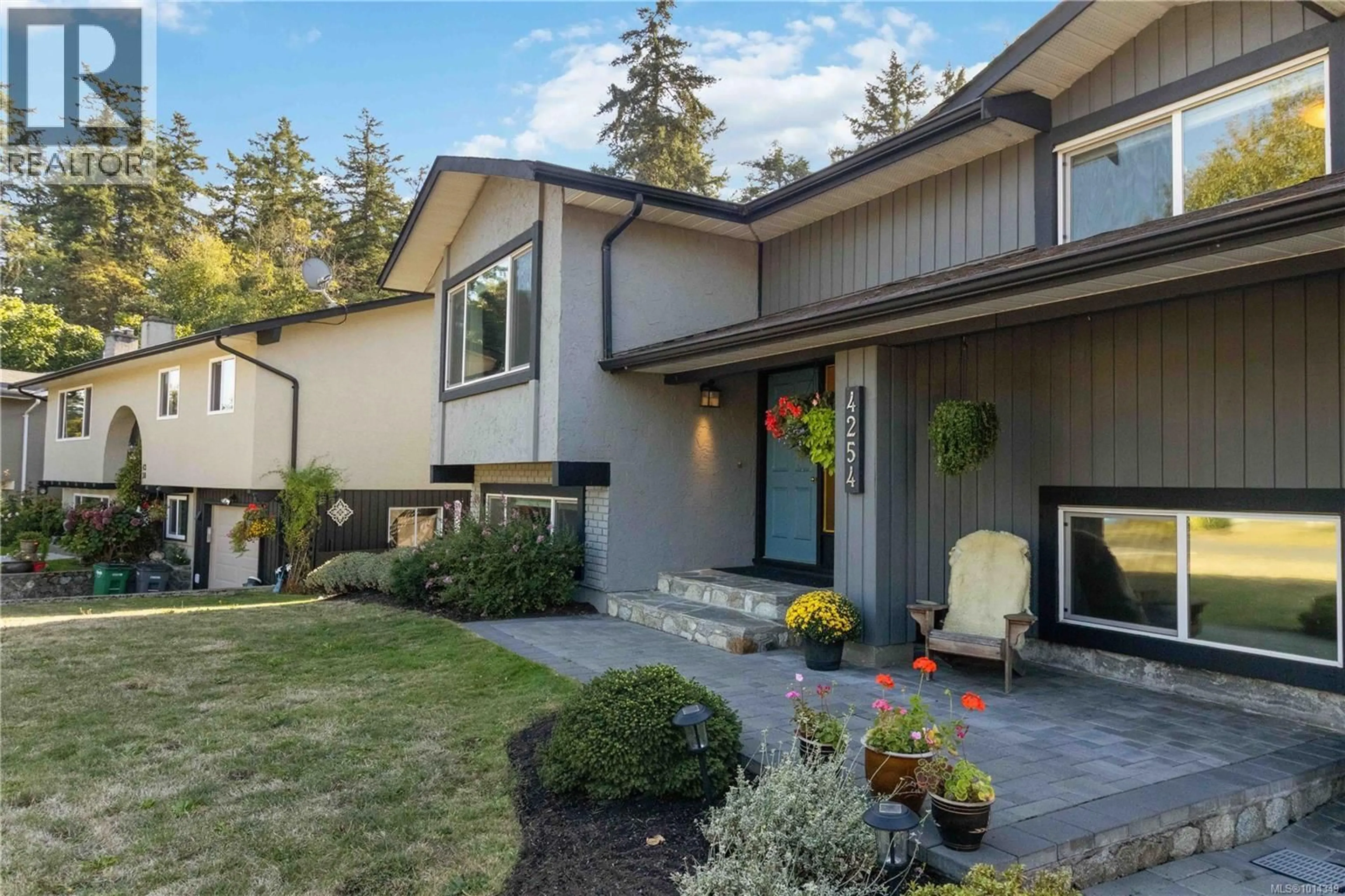 Home with vinyl exterior material, street for 4254 EASTRIDGE CRESCENT, Saanich British Columbia V8Z6B6