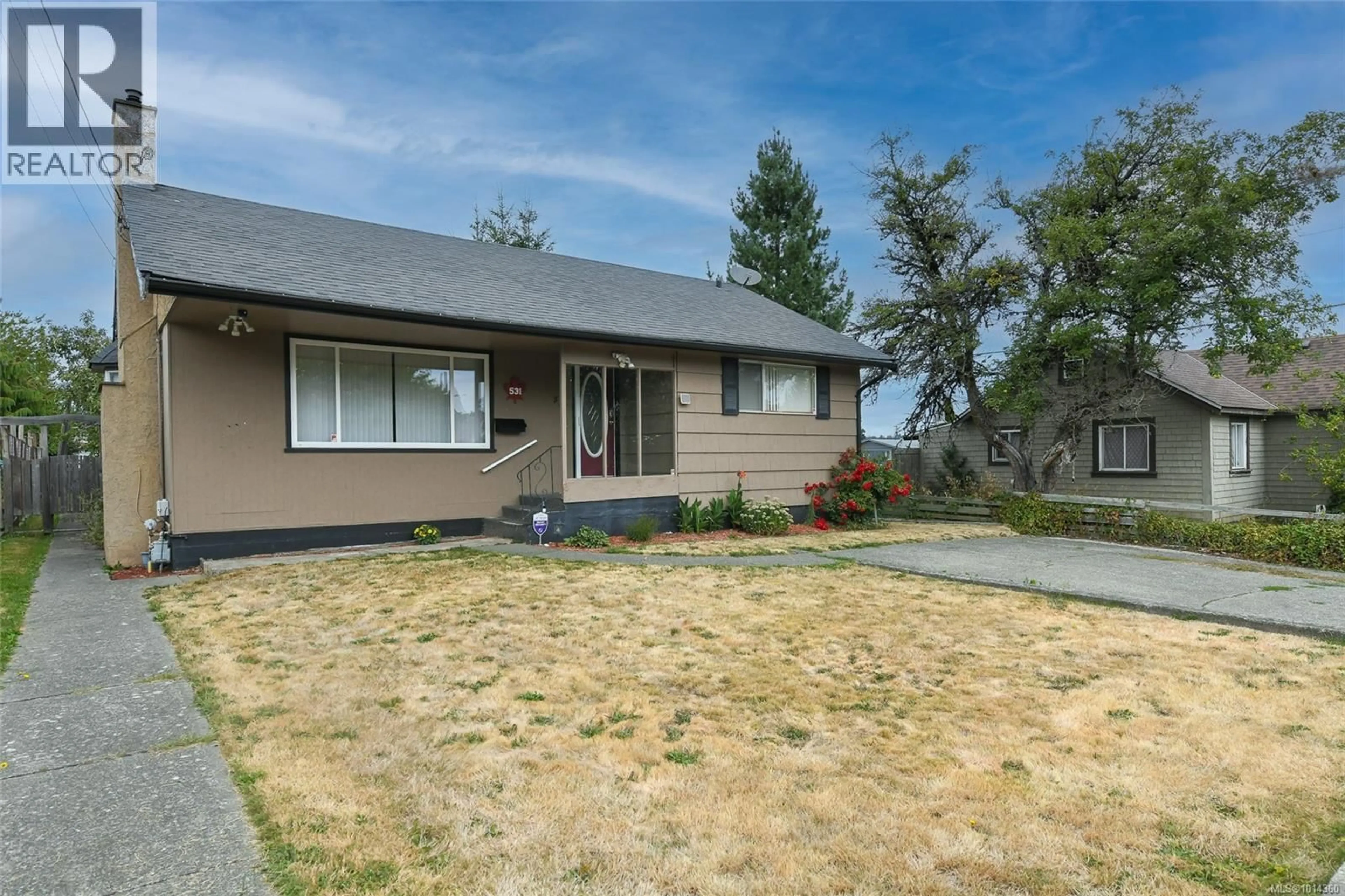 Home with vinyl exterior material, street for 531 11TH STREET, Courtenay British Columbia V9N1S7