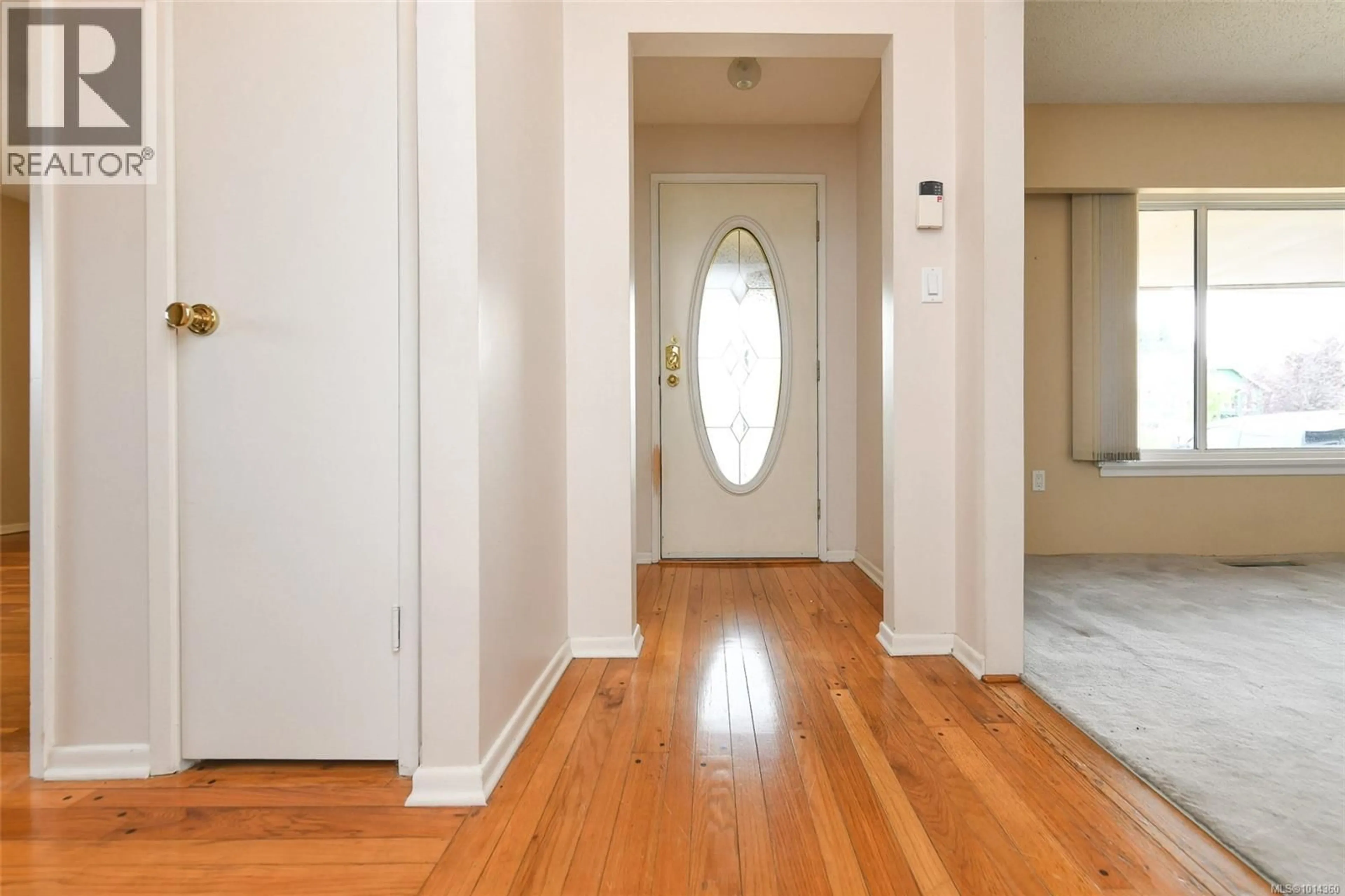 Indoor entryway for 531 11TH STREET, Courtenay British Columbia V9N1S7