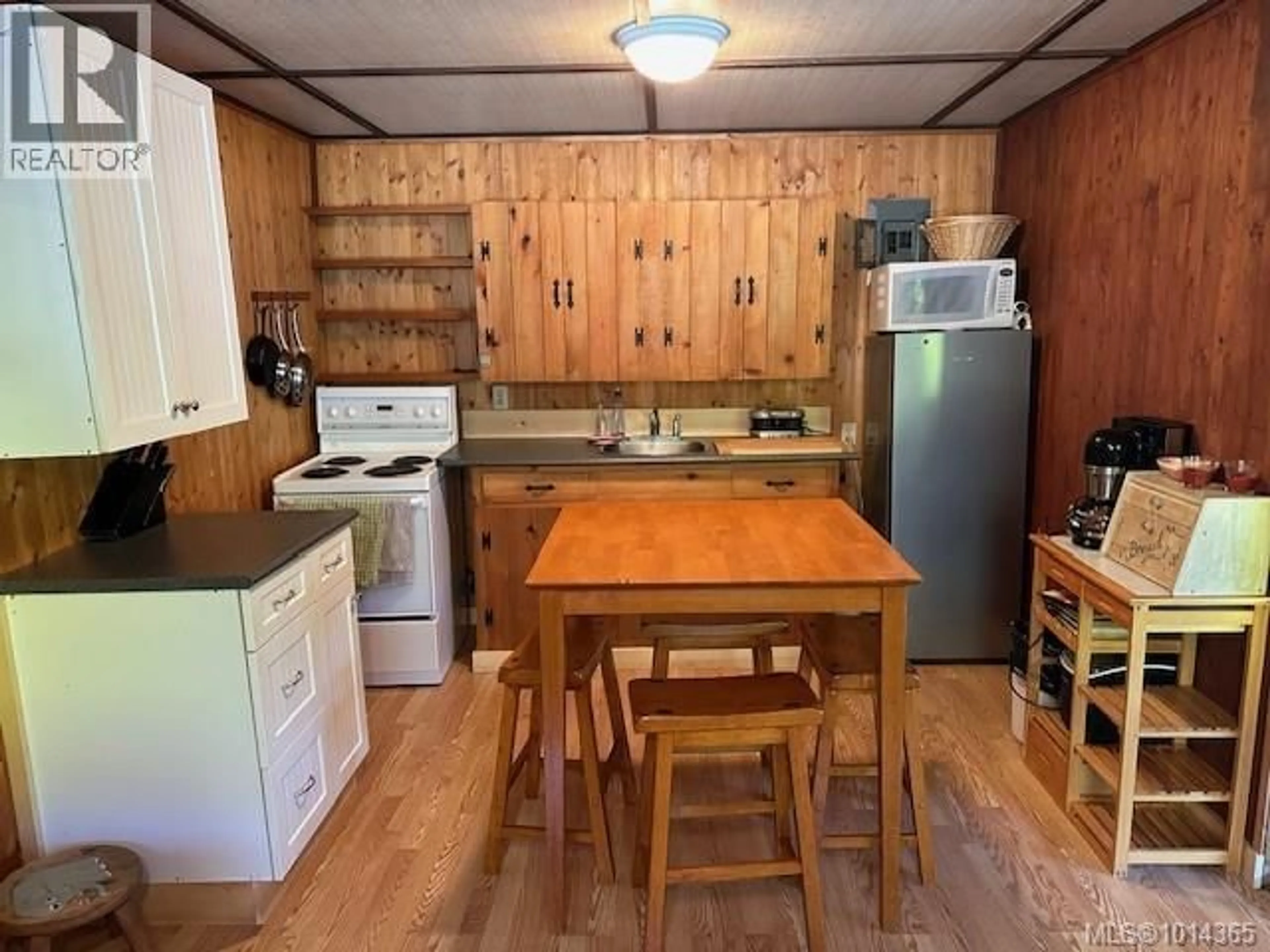 Standard kitchen, wood/laminate floor for 3 - 8290 SA-SEEN-OS ROAD, Youbou British Columbia V0R3E1