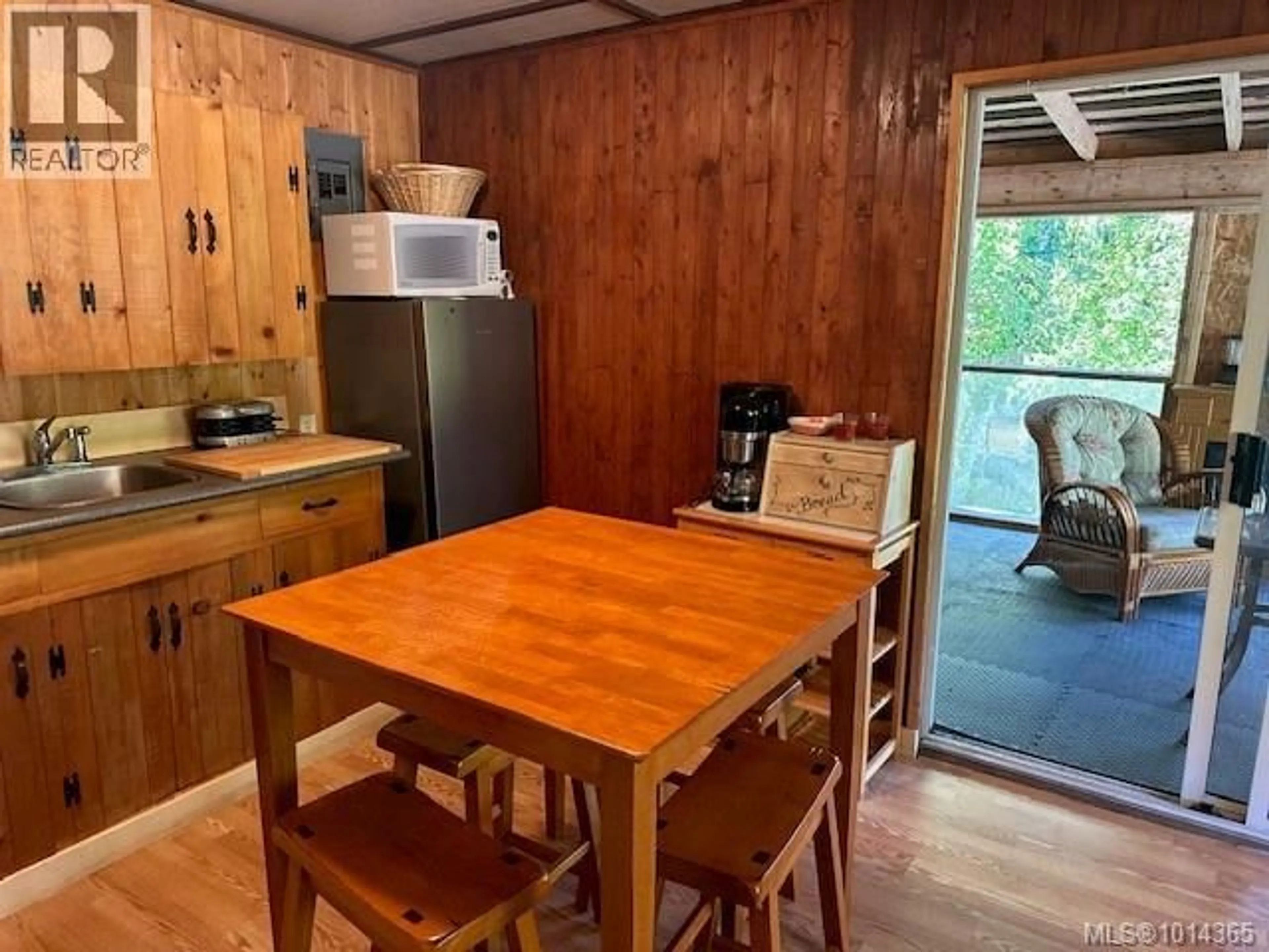 Standard kitchen, wood/laminate floor for 3 - 8290 SA-SEEN-OS ROAD, Youbou British Columbia V0R3E1