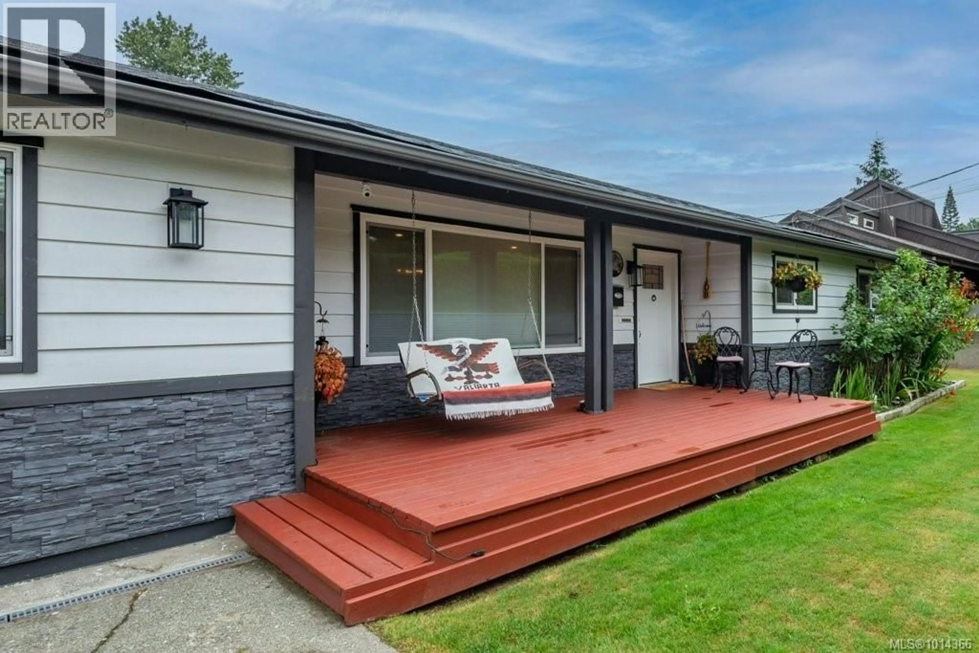 Home with vinyl exterior material, street for 108 MCPHEDRAN ROAD, Campbell River British Columbia V9W5P4