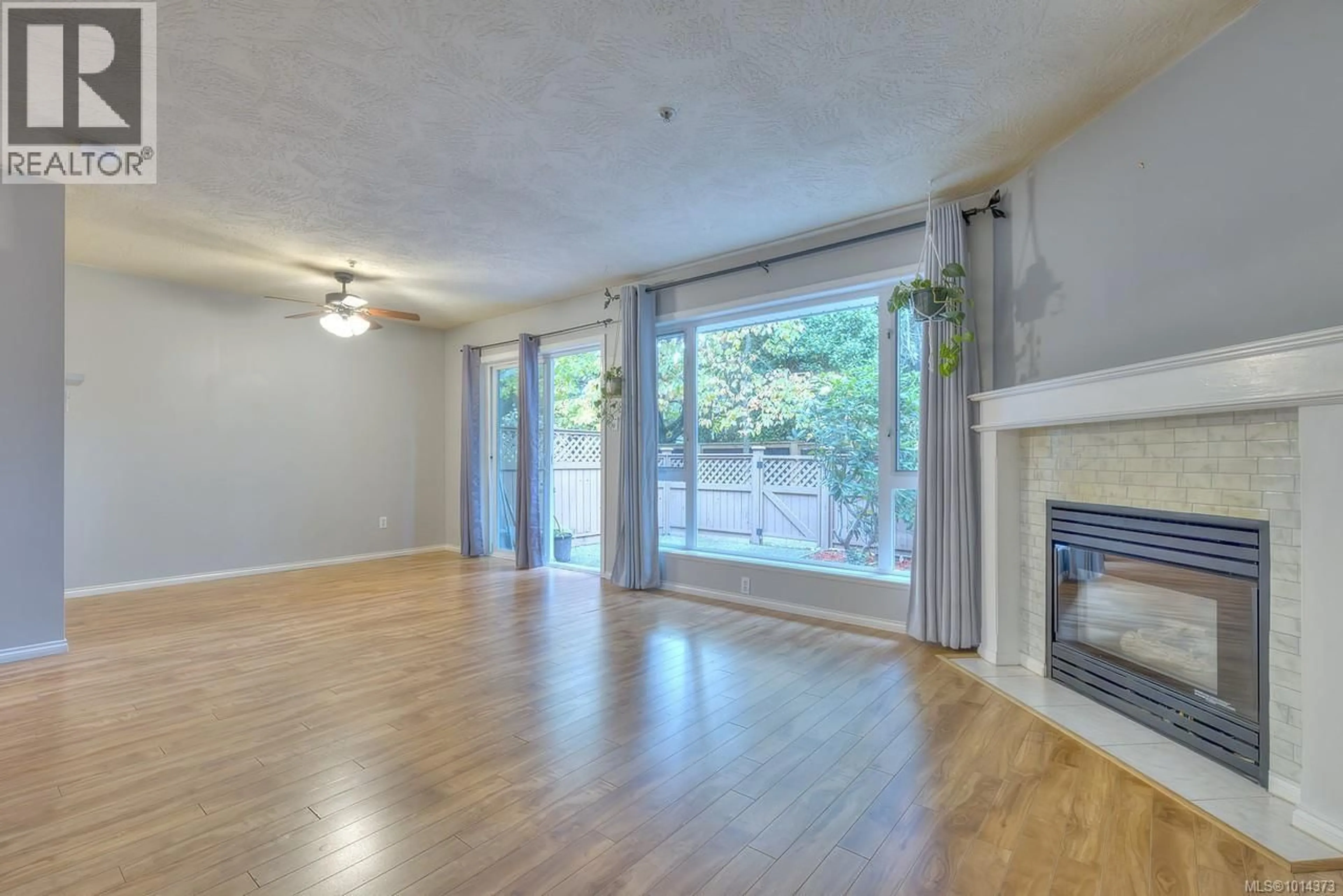 Living room with furniture, wood/laminate floor for 1655 CREEKSIDE DRIVE, Nanaimo British Columbia V9S5V8