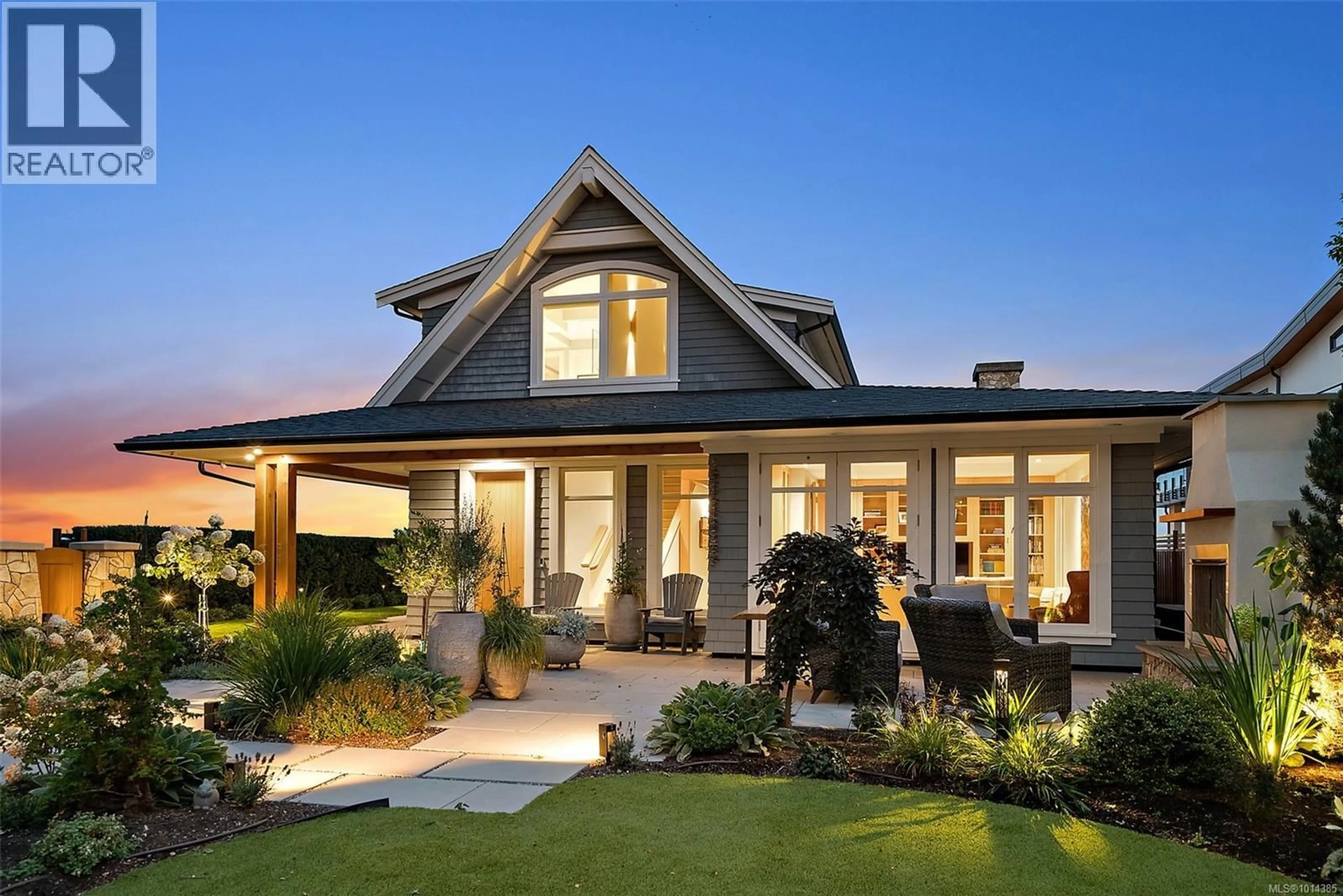 Home with vinyl exterior material, unknown for 2072 ESPLANADE, Oak Bay British Columbia V8R5H2
