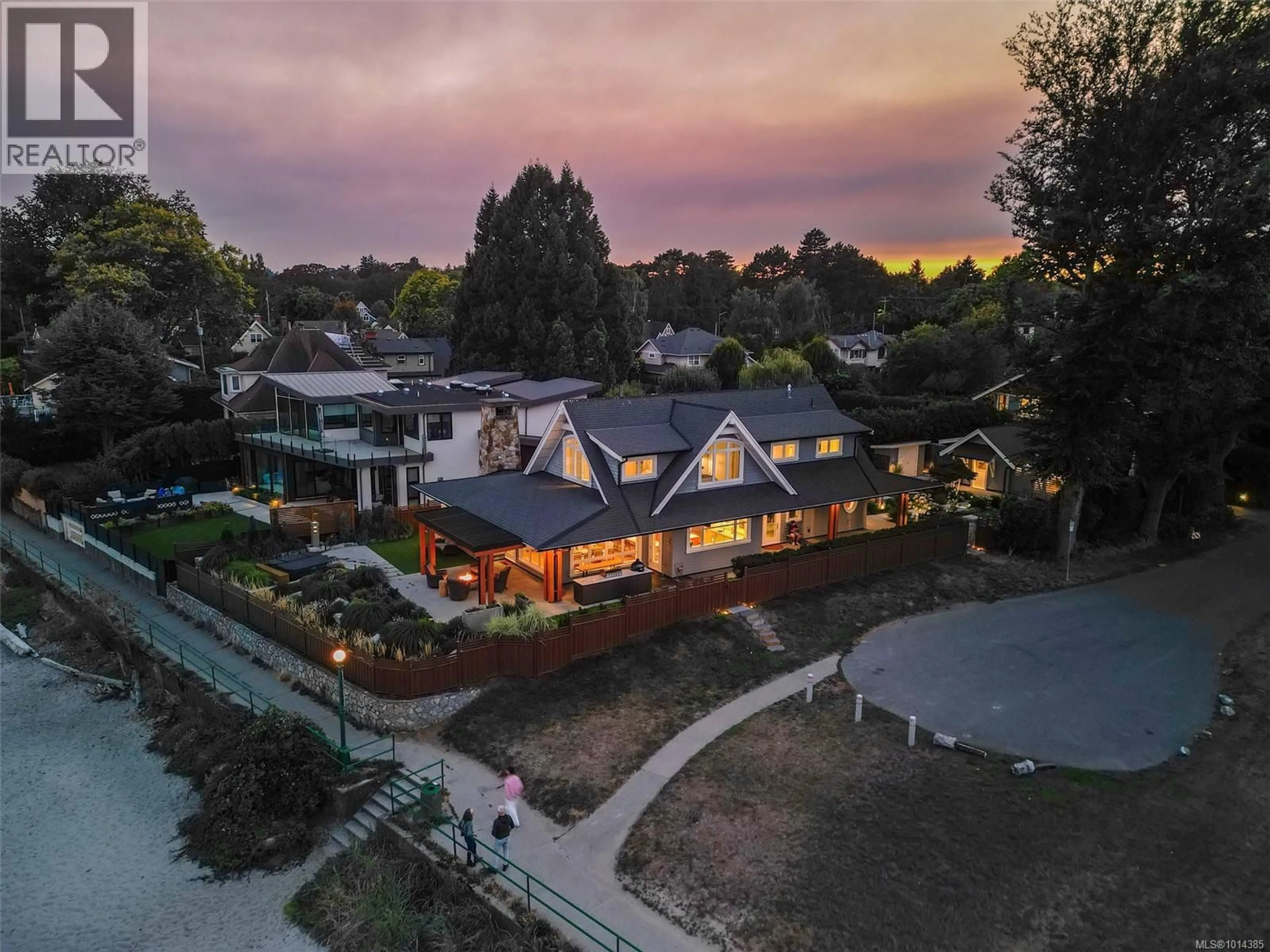 A pic from outside/outdoor area/front of a property/back of a property/a pic from drone, unknown for 2072 ESPLANADE, Oak Bay British Columbia V8R5H2