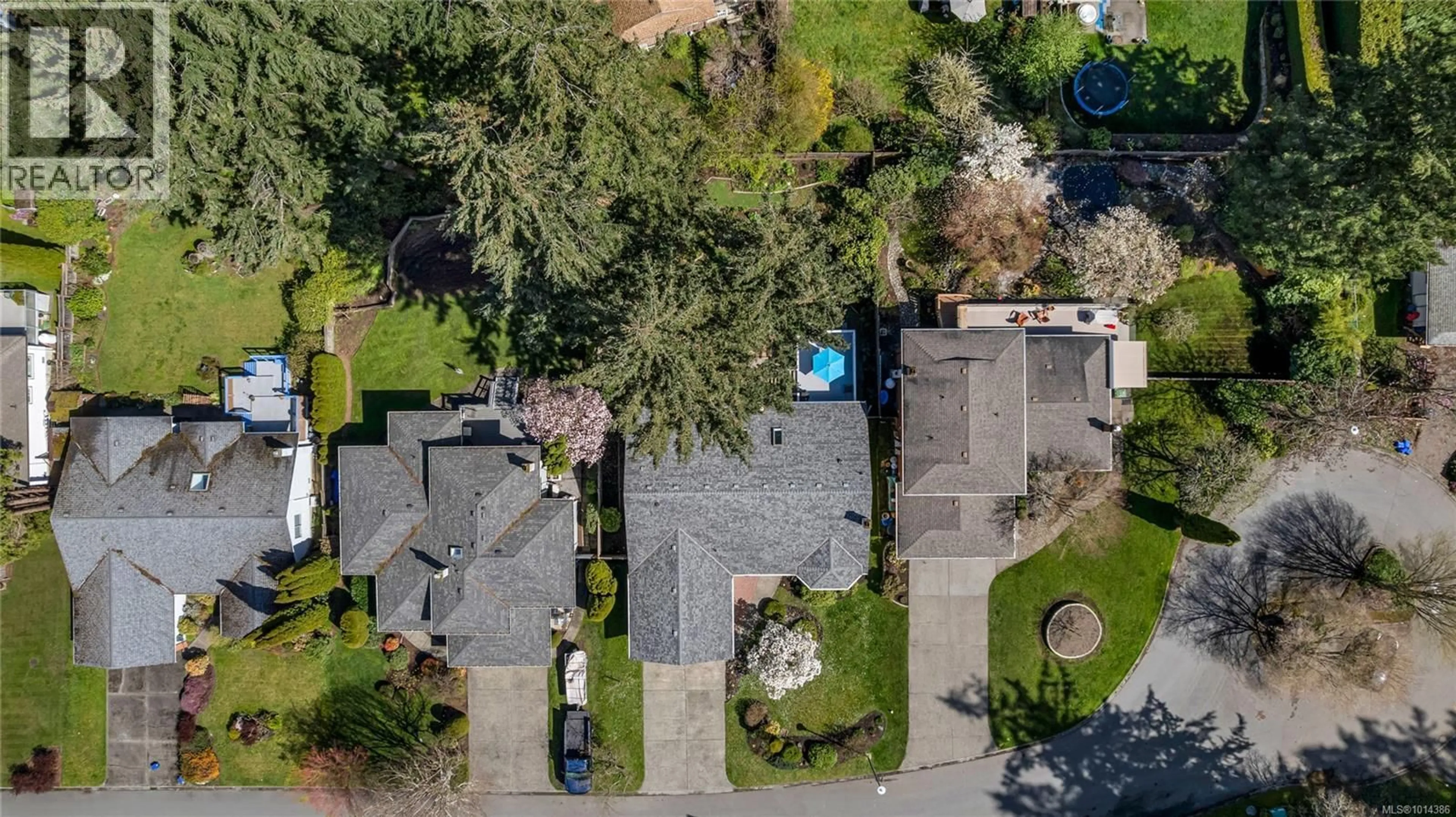 A pic from outside/outdoor area/front of a property/back of a property/a pic from drone, street for 775 MENAWOOD PLACE, Saanich British Columbia V8Y2Z7