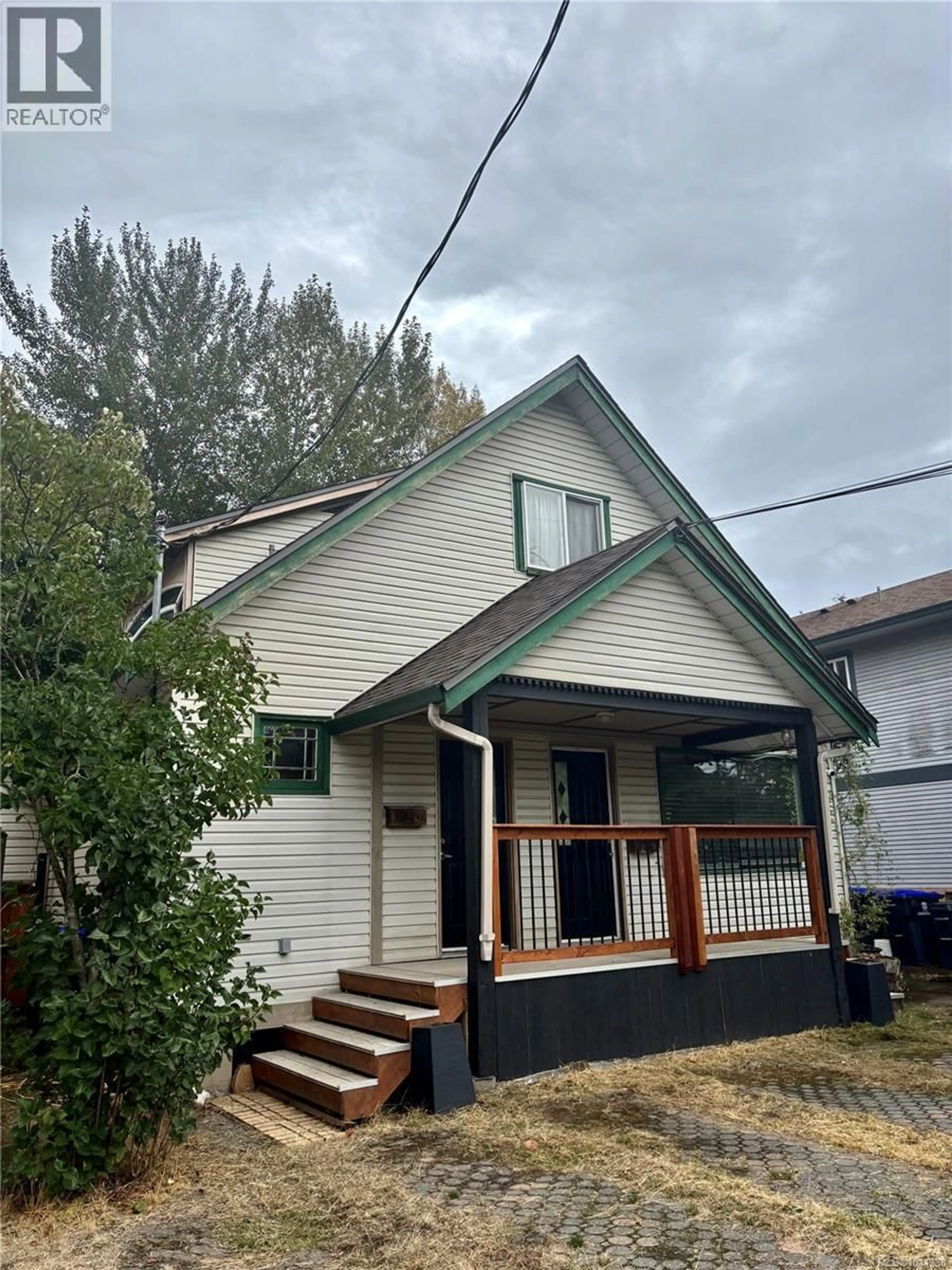 Home with vinyl exterior material, street for 174 CLIFFE AVENUE, Courtenay British Columbia V9N2H5