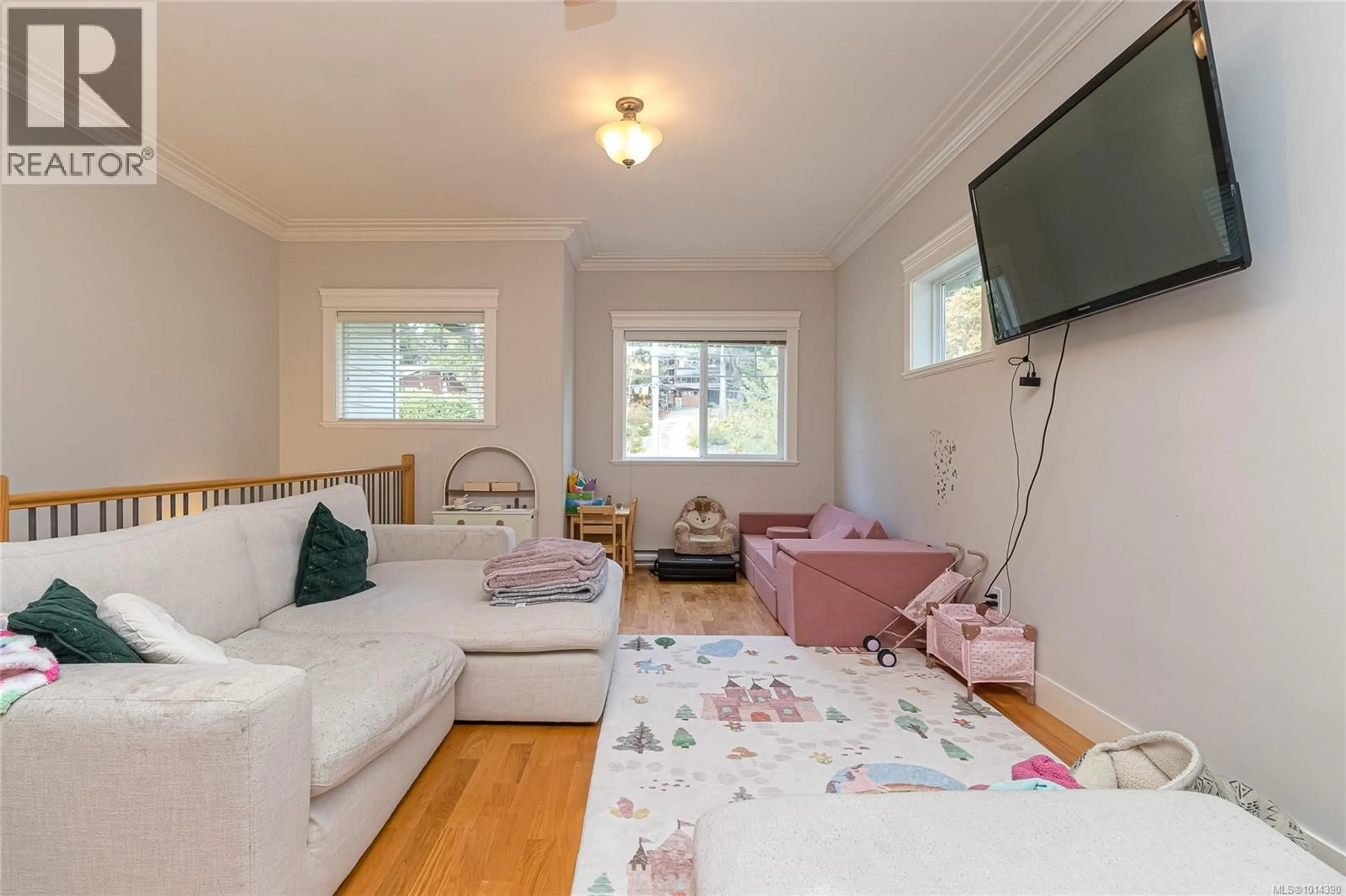 Living room with furniture, wood/laminate floor for 627 RASON ROAD, Langford British Columbia V9B6C3