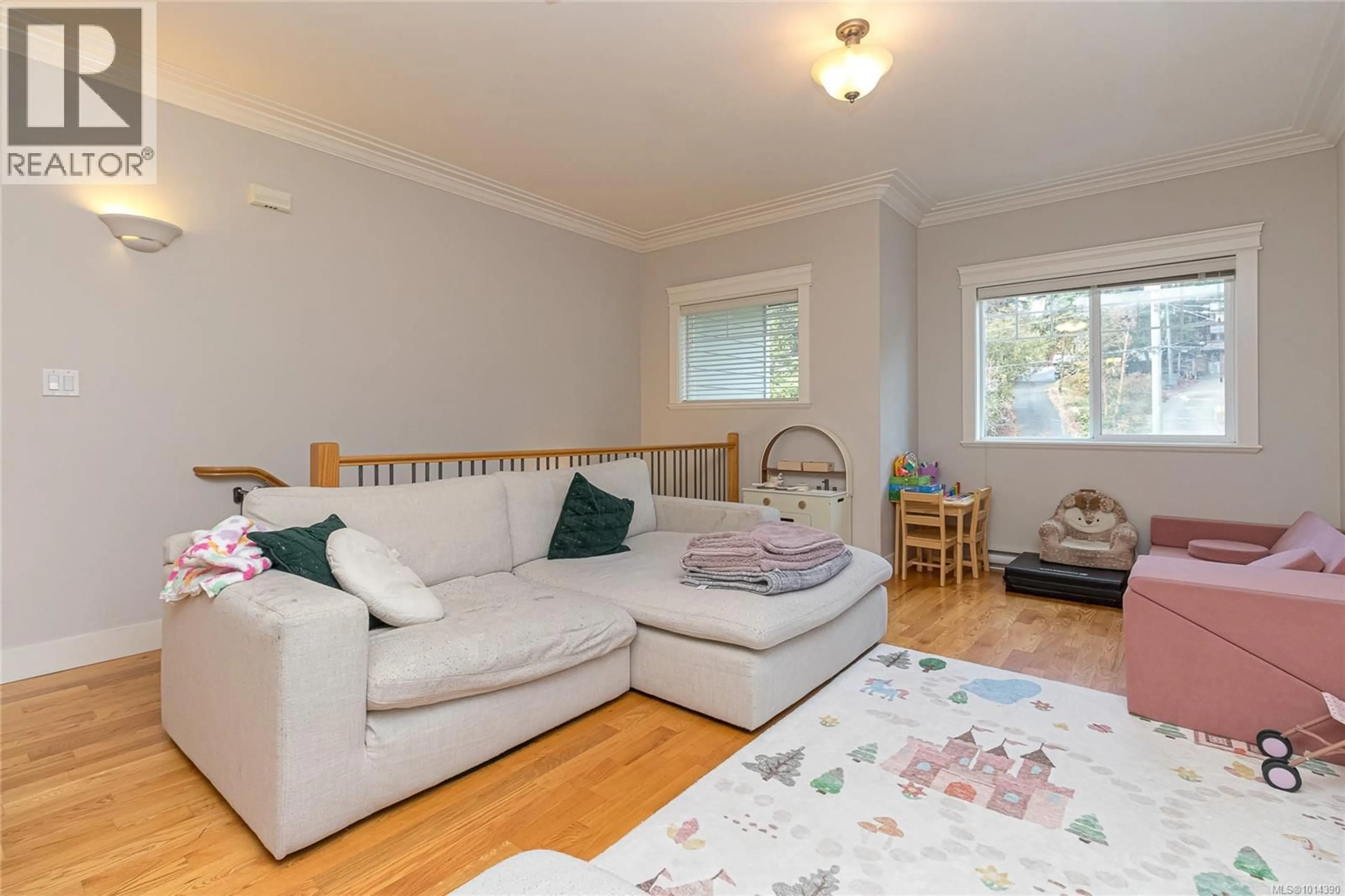 Living room with furniture, wood/laminate floor for 627 RASON ROAD, Langford British Columbia V9B6C3
