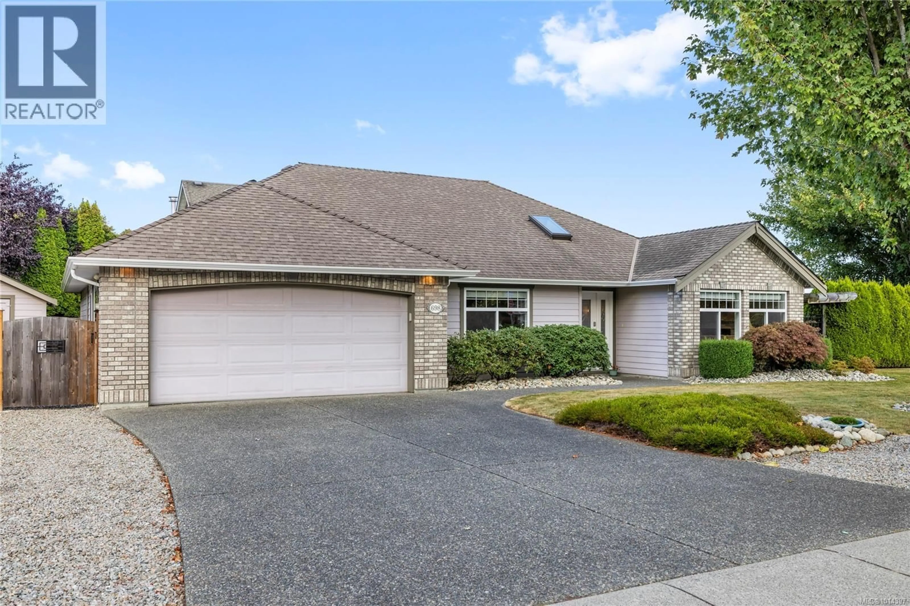Home with vinyl exterior material, street for 698 ABERNATHY PLACE, Parksville British Columbia V9P2Y9