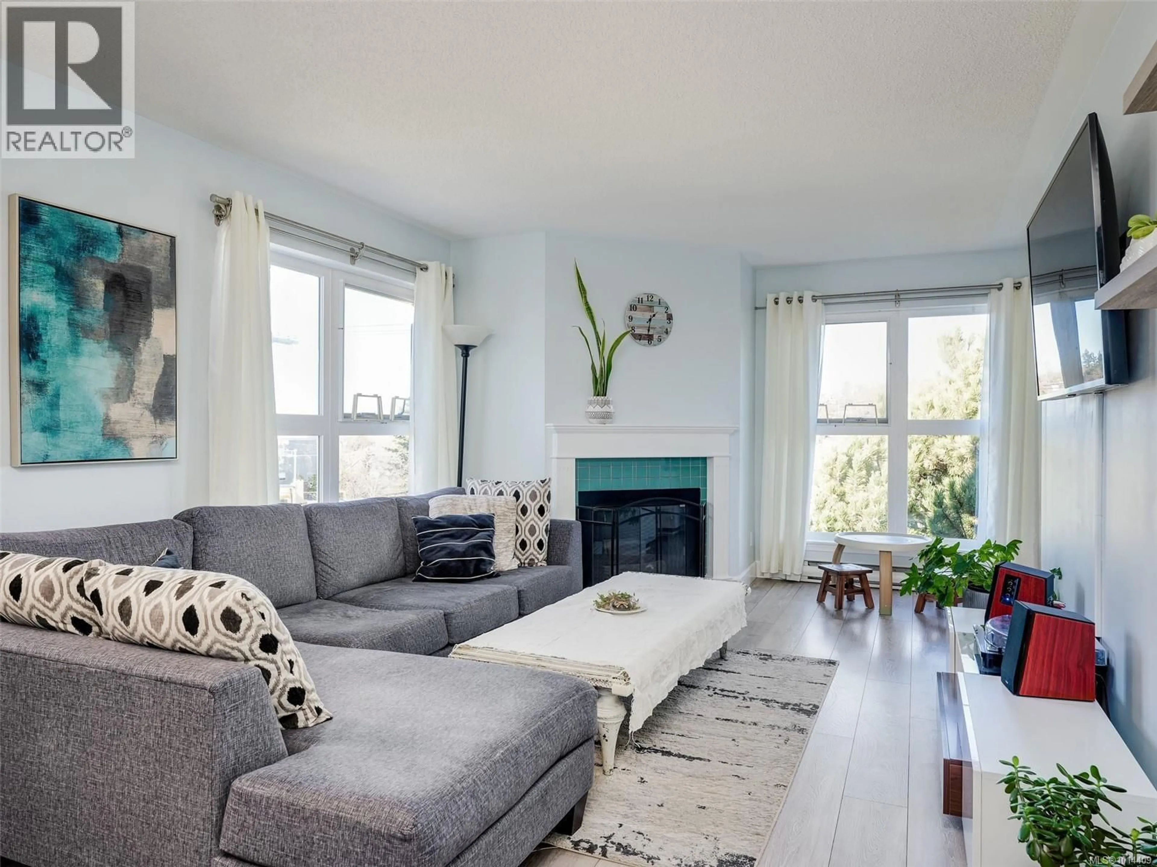 Living room with furniture, wood/laminate floor for 406 - 1201 HILLSIDE AVENUE, Victoria British Columbia V8T2B1