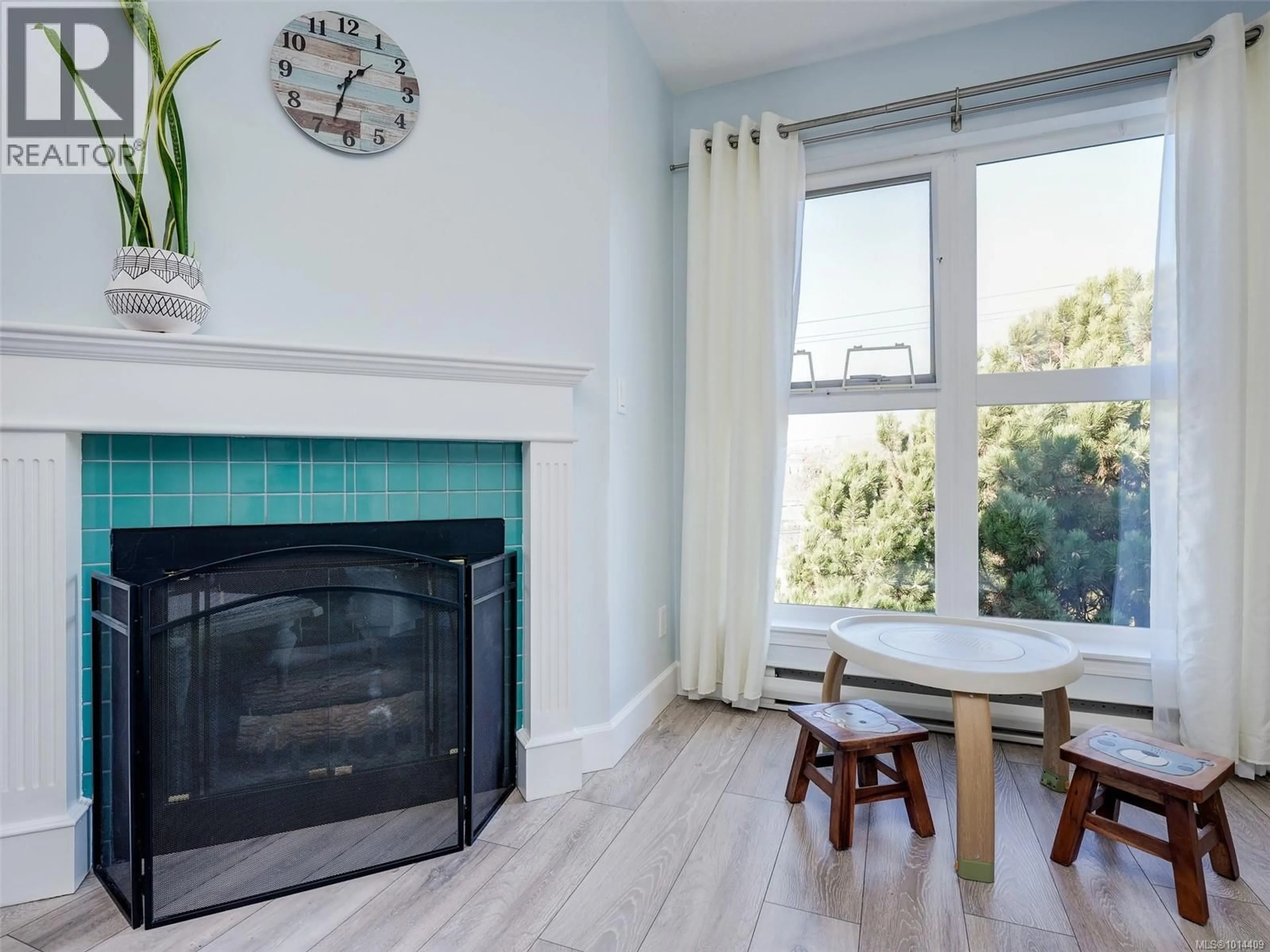 Living room with furniture, unknown for 406 - 1201 HILLSIDE AVENUE, Victoria British Columbia V8T2B1