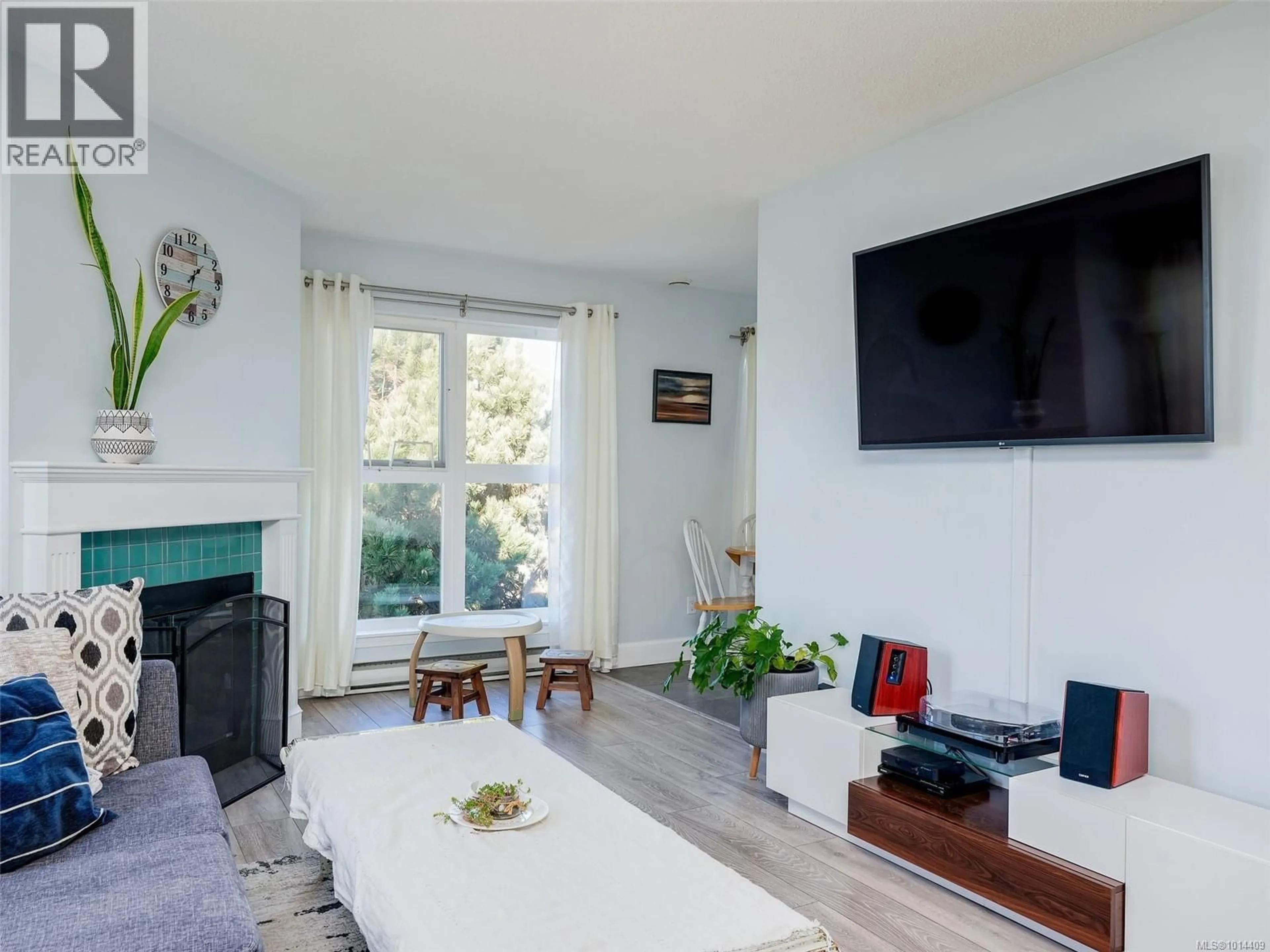 Living room with furniture, wood/laminate floor for 406 - 1201 HILLSIDE AVENUE, Victoria British Columbia V8T2B1