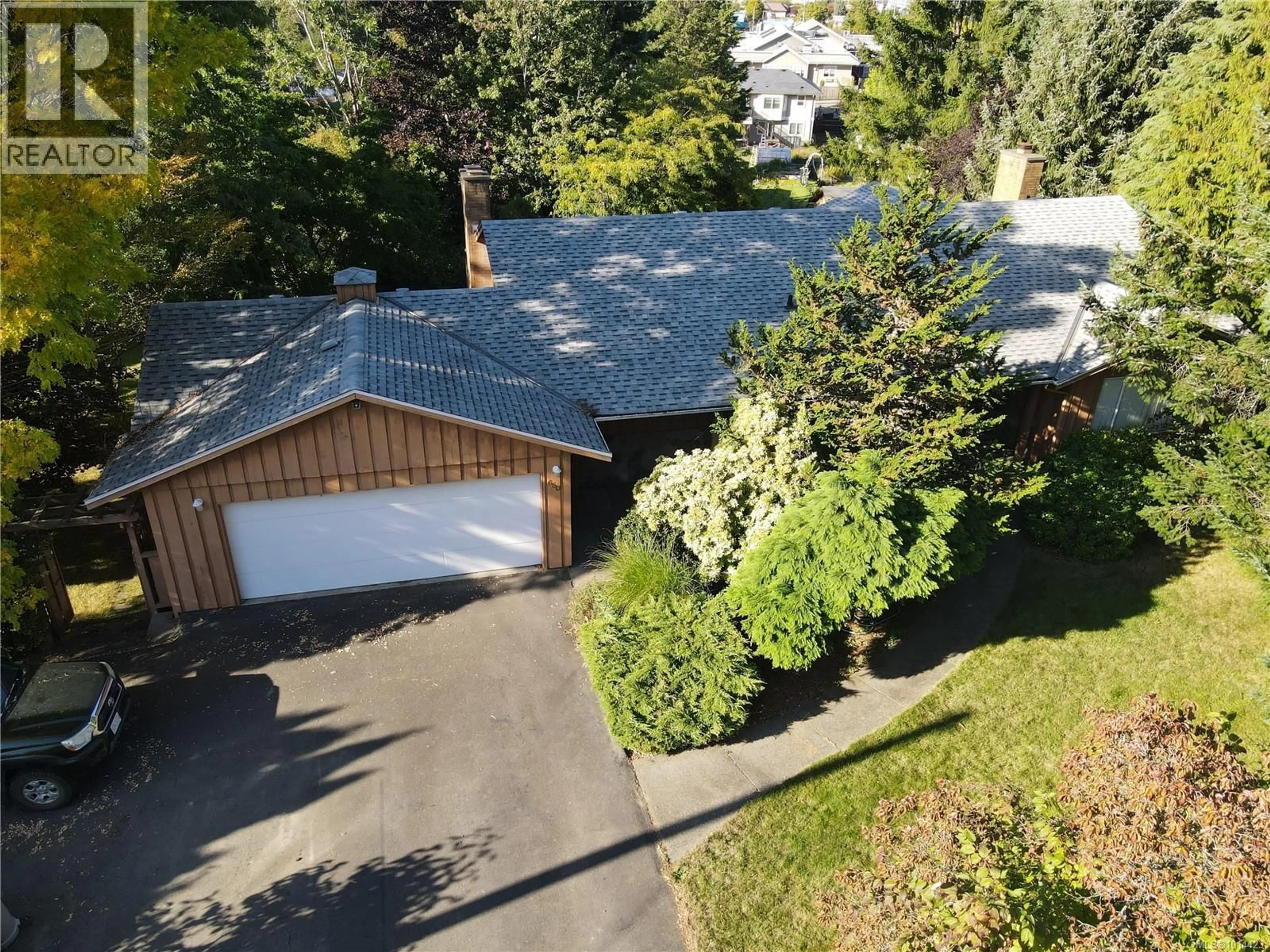 A pic from outside/outdoor area/front of a property/back of a property/a pic from drone, street for 650 WILLOWCREST ROAD, Campbell River British Columbia V9W5K9