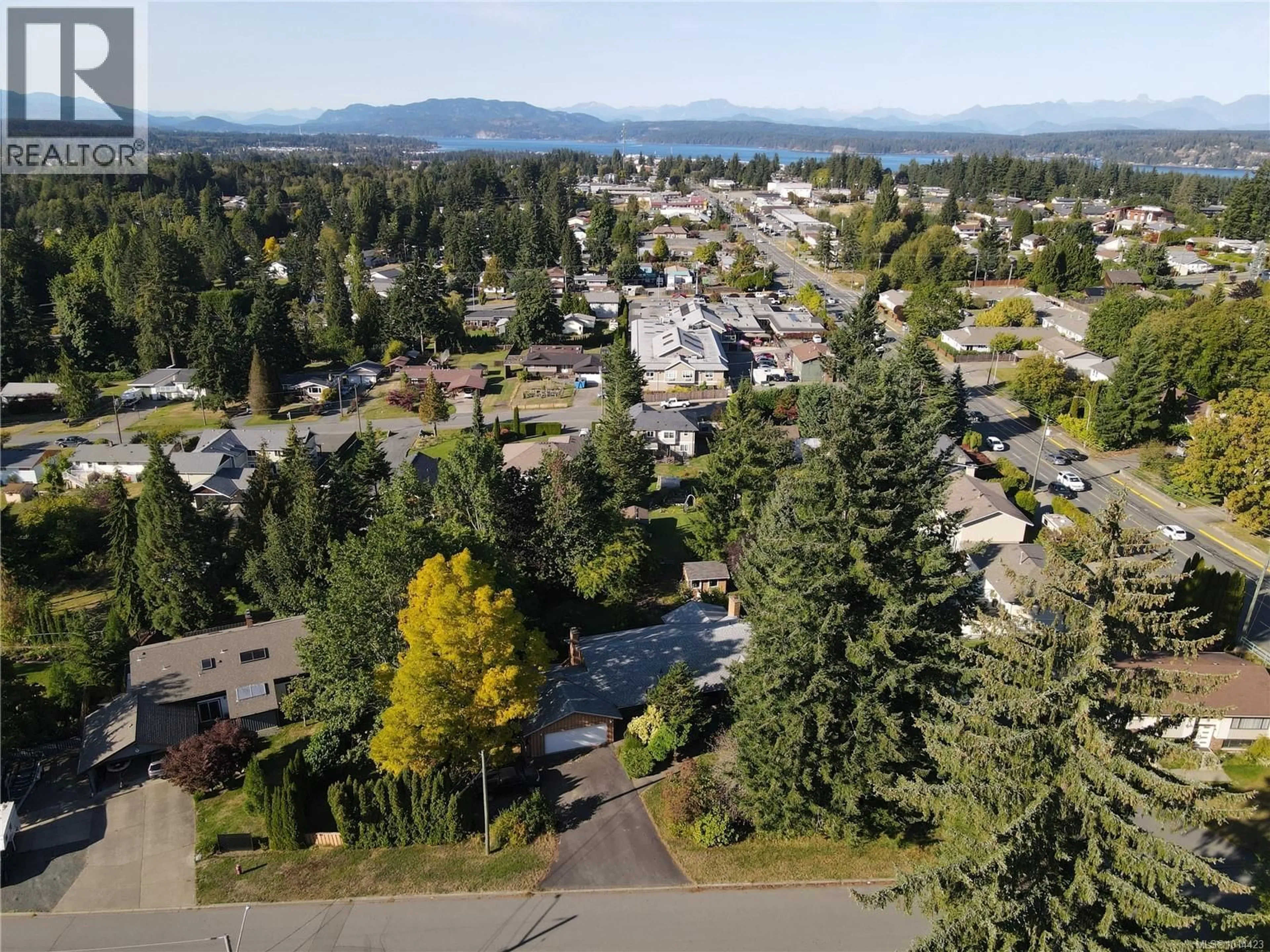 A pic from outside/outdoor area/front of a property/back of a property/a pic from drone, mountain view for 650 WILLOWCREST ROAD, Campbell River British Columbia V9W5K9