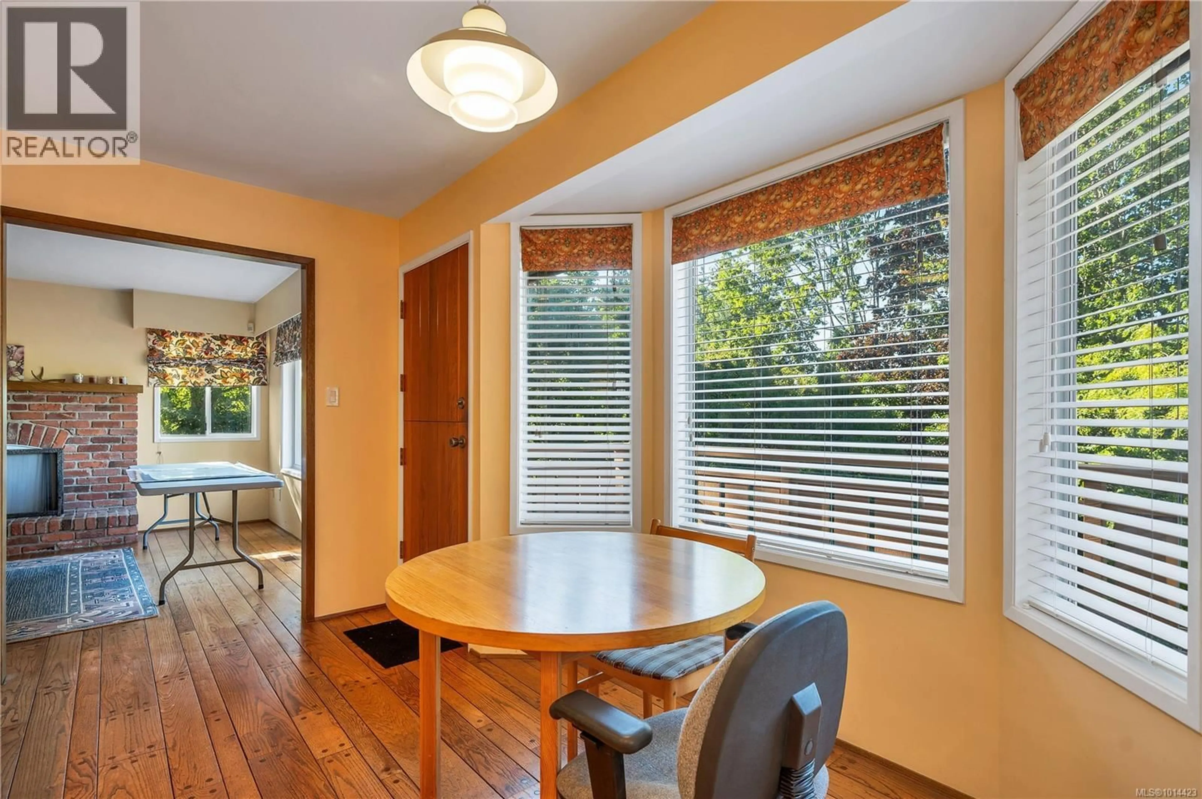 Dining room, wood/laminate floor for 650 WILLOWCREST ROAD, Campbell River British Columbia V9W5K9