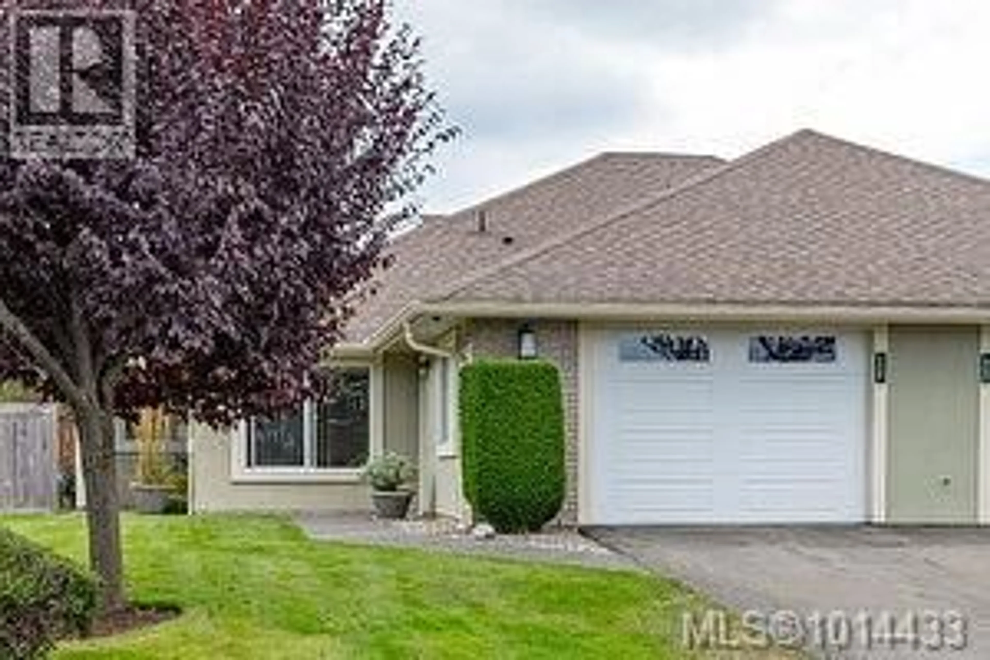Home with vinyl exterior material, street for 12 - 800 PRIMROSE STREET, Qualicum Beach British Columbia V9K1N9